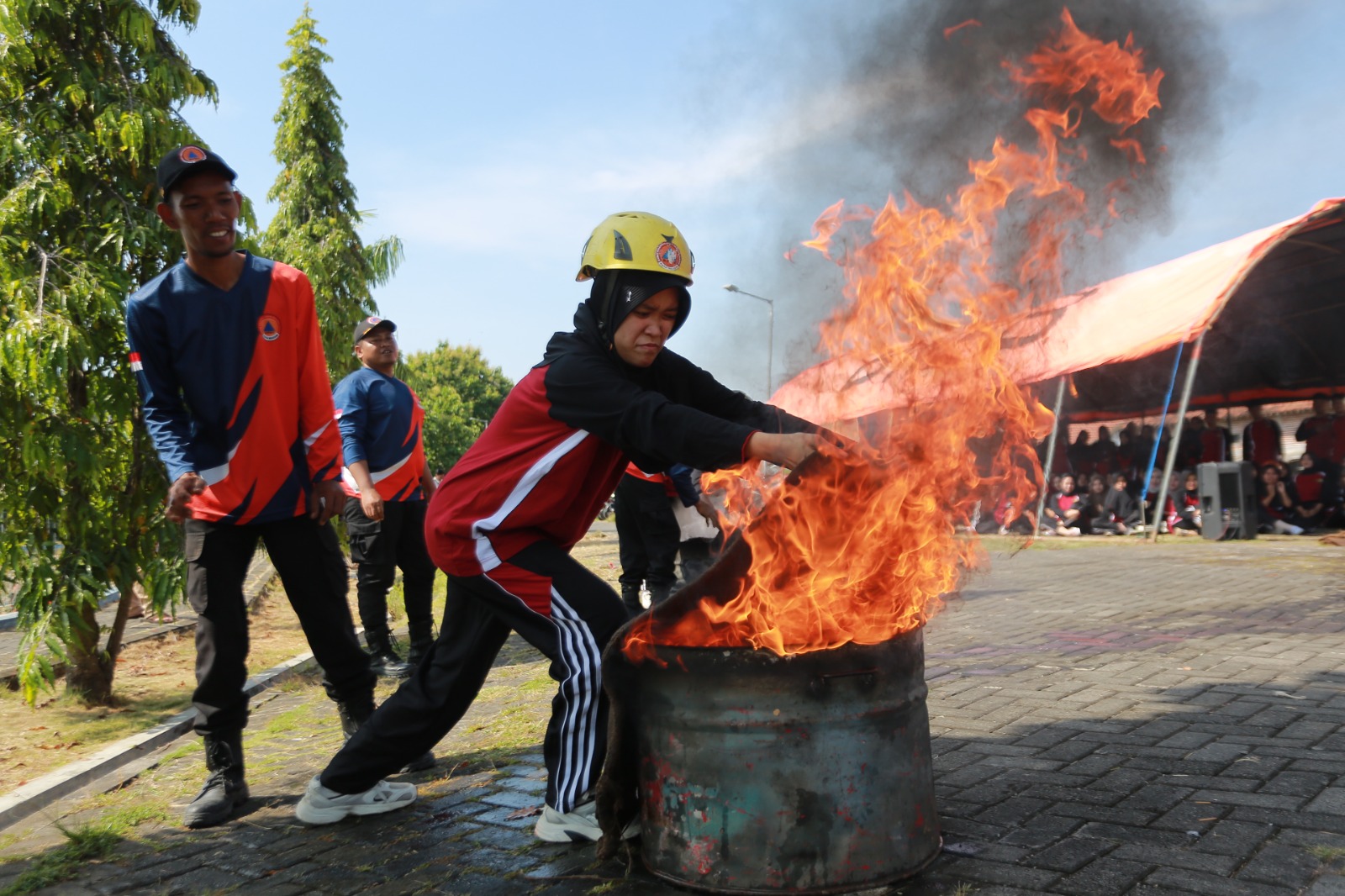 SIAGA: Petugas BPBD Kota Madiun bersiaga menghadapi puncak musim hujan meski awal Januari 2026 nihil kejadian bencana alam. DOK RADAR MADIUN