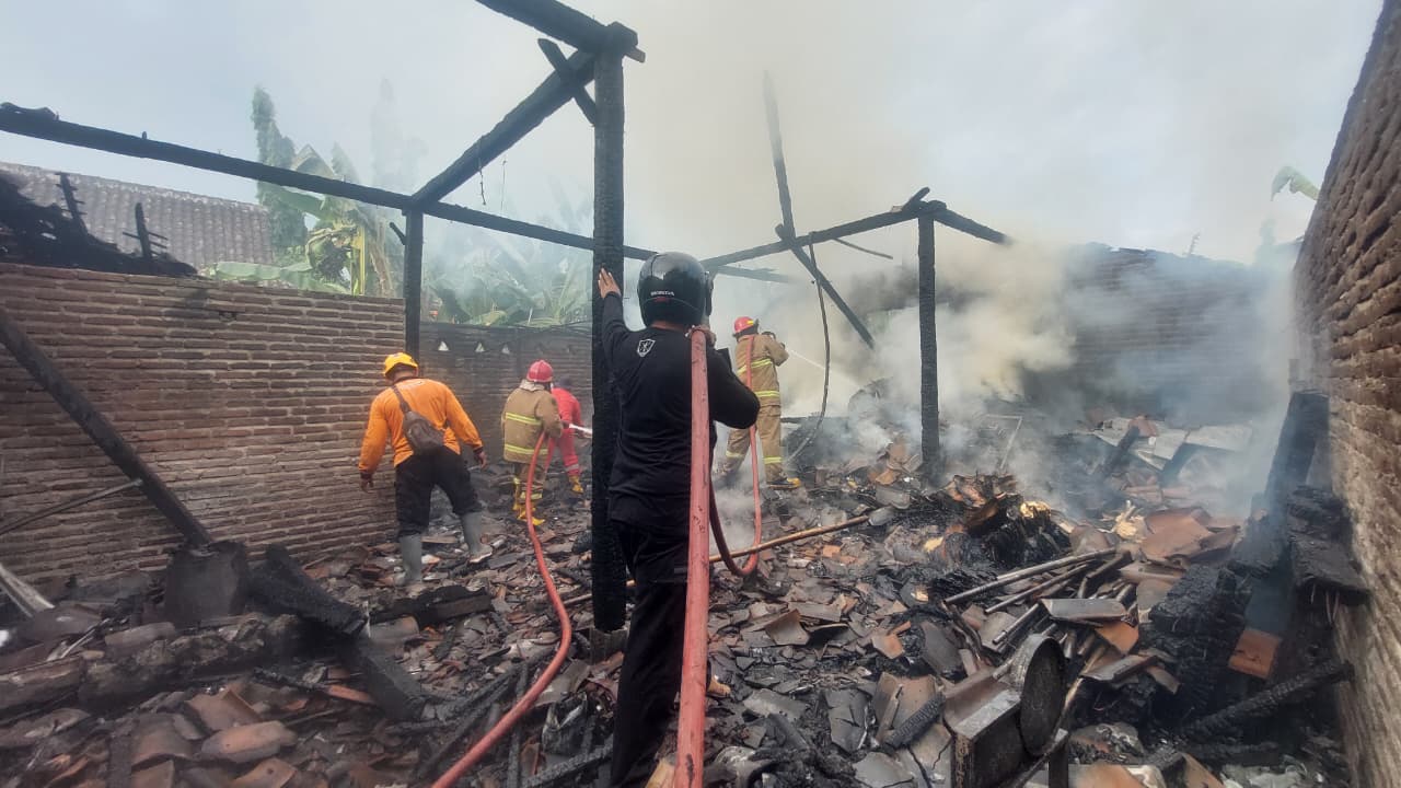 SIAGA API: Petugas Damkar Kabupaten Madiun saat menangani kebakaran di permukiman warga sepanjang 2025. DOK RADAR MADIUN