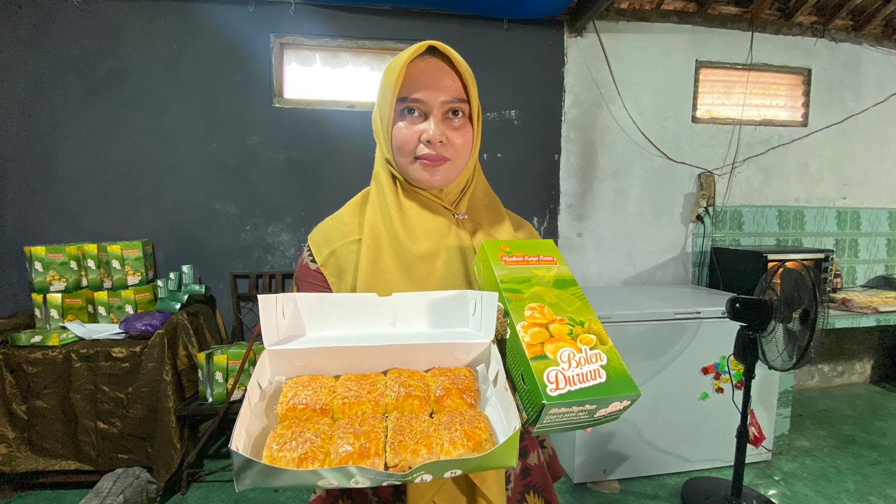 LEGIT: Bolen durian buatan Ayuk Prayogi Rahayu, guru asal Desa Segulung, Dagangan, yang kini banjir peminat hingga luar pulau. DIAN RAHAYU/RADAR MADIUN
