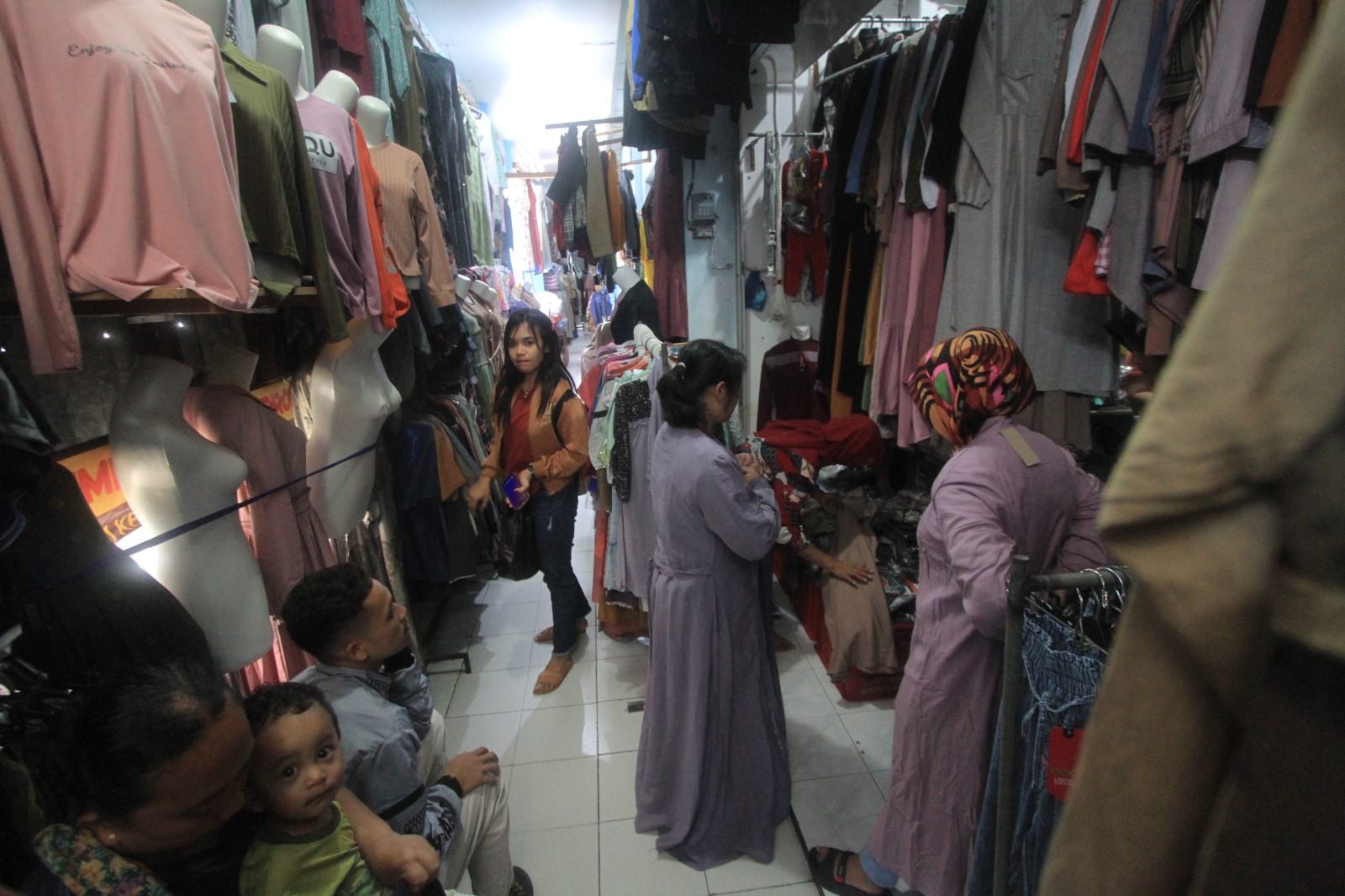 Aktivitas perdagangan menjadi salah satu sektor yang membantu mendongkrak pertumbuhan ekonomi Magetan selama kurun waktu satu tahun terakhir. AJI PUTRA/JAWA POS RADAR MAGETAN