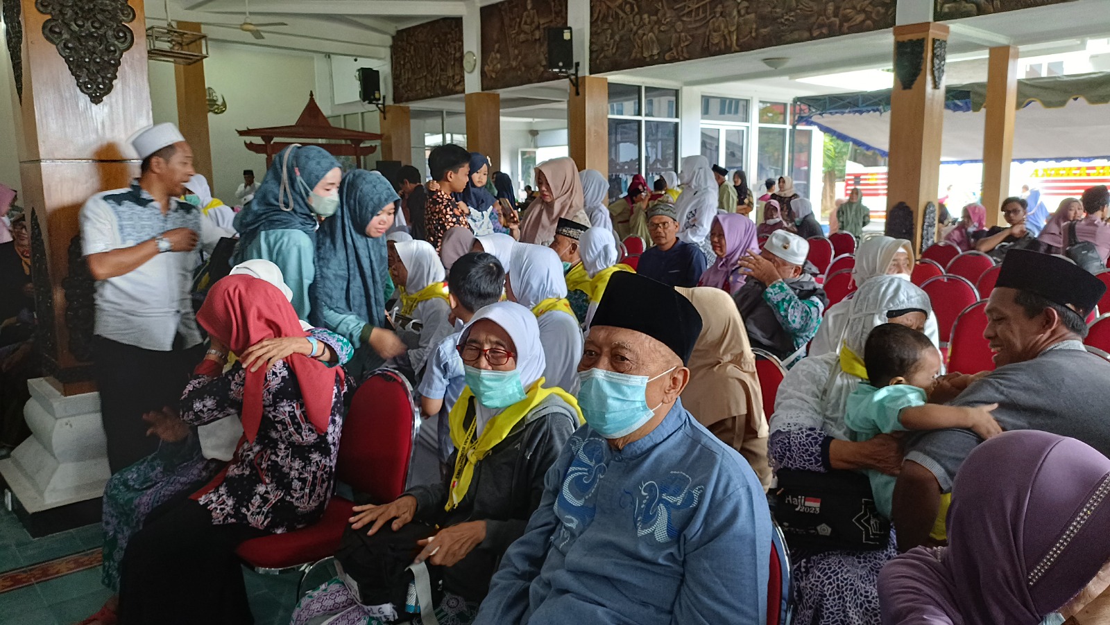 ISLAM: Sejumlah warga muslim di Pacitan. Pelunasan bipih haji 2026 masih menyisakan 26 jemaah yang belum melunasi. DOK RADAR PACITAN