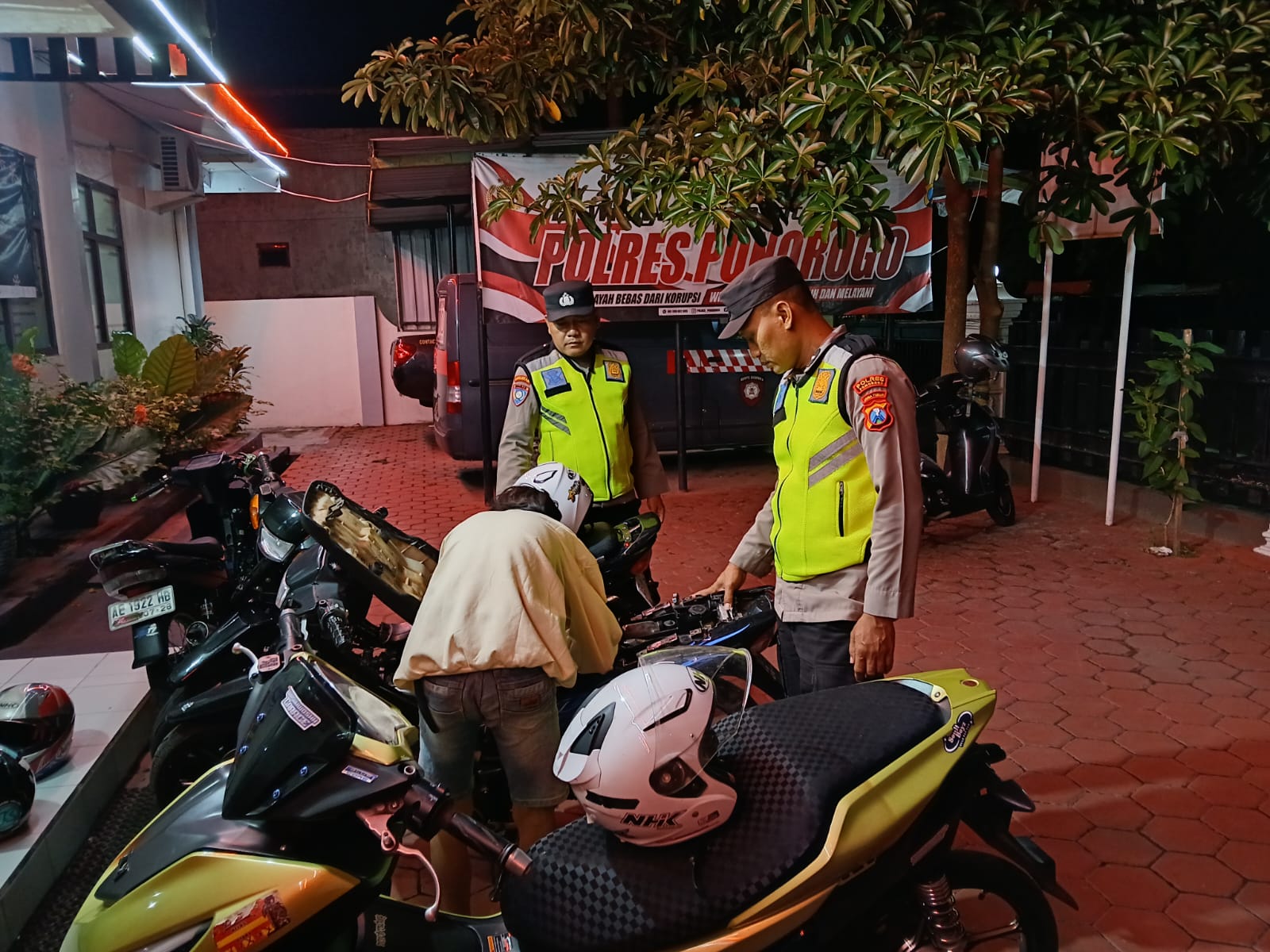 MERESAHKAN: Polisi mengamankan sepeda motor pelaku balap liar saat razia dini hari di Jalan Baru dan Jalan Ir Juanda, Ponorogo. FOTO: POLRES PONOROGO