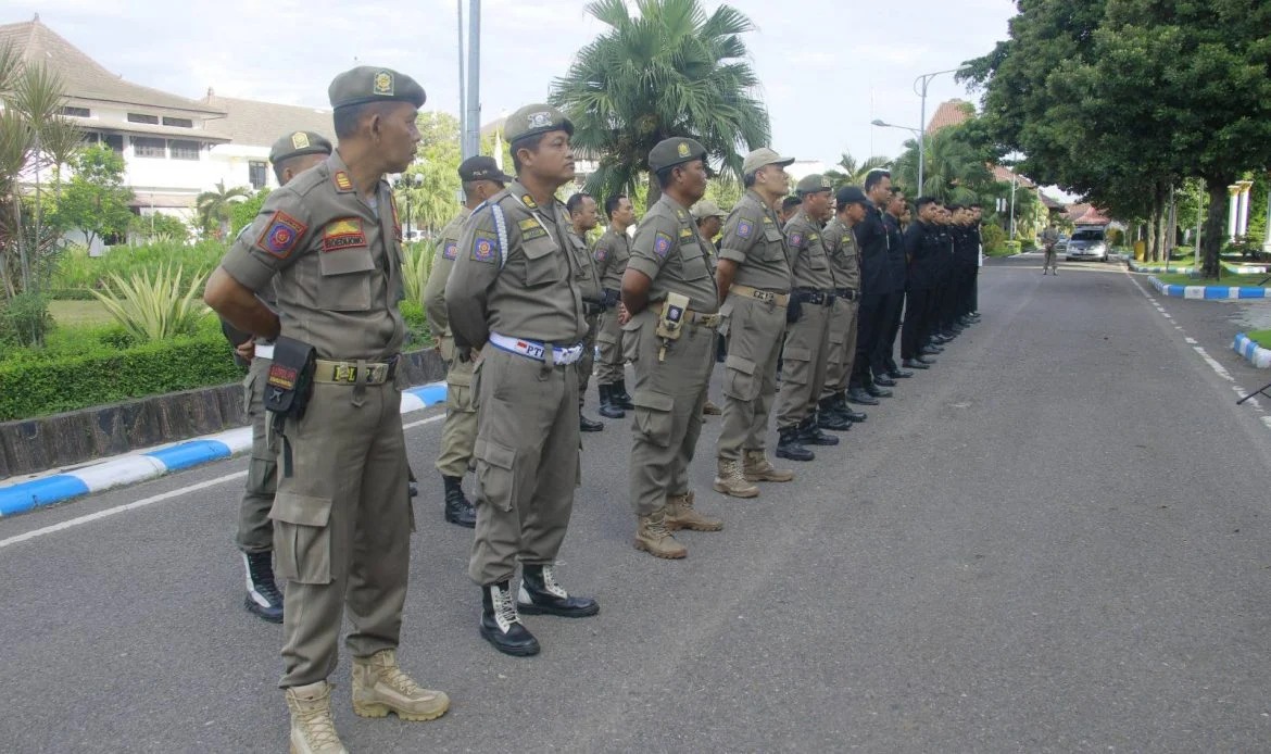 PENGAMANAN: Kasatpol PP dan Damkar Ponorogo Eko Edi Suprapto memimpin apel gabungan pamdal di lingkungan Pemkab Ponorogo sebagai penerapan sistem pengamanan terpadu 24 jam. SUGENG DWI N/RADAR PONOROGO