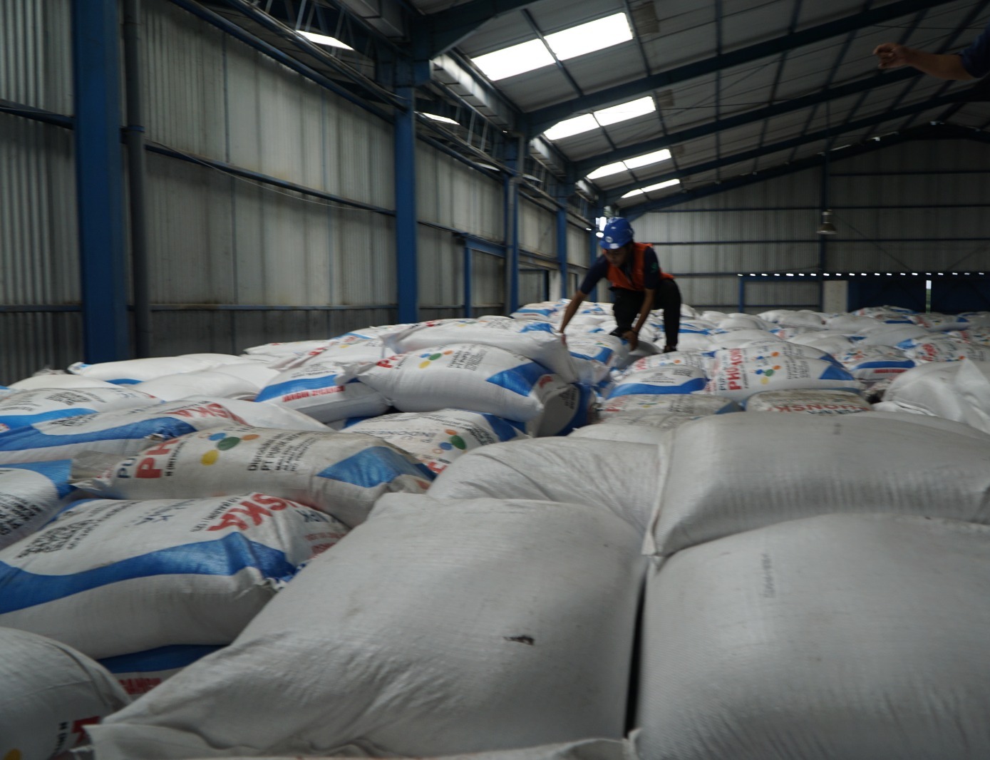 STOK: Kondisi salah satu gudang pupuk di Ngawi. Alokasi pupuk subsidi 2026 lebih rendah dibandingkan usulan petani, kecuali untuk jenis ZA. DOK RADAR NGAWI