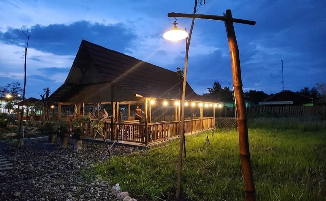 RUMAH MAKAN: Suasana Saung Dhahar di Jalan PB Sudirman, Ngawi, yang dulunya merupakan lahan kosong tak termanfaatkan. FOTO: ISTIMEWA