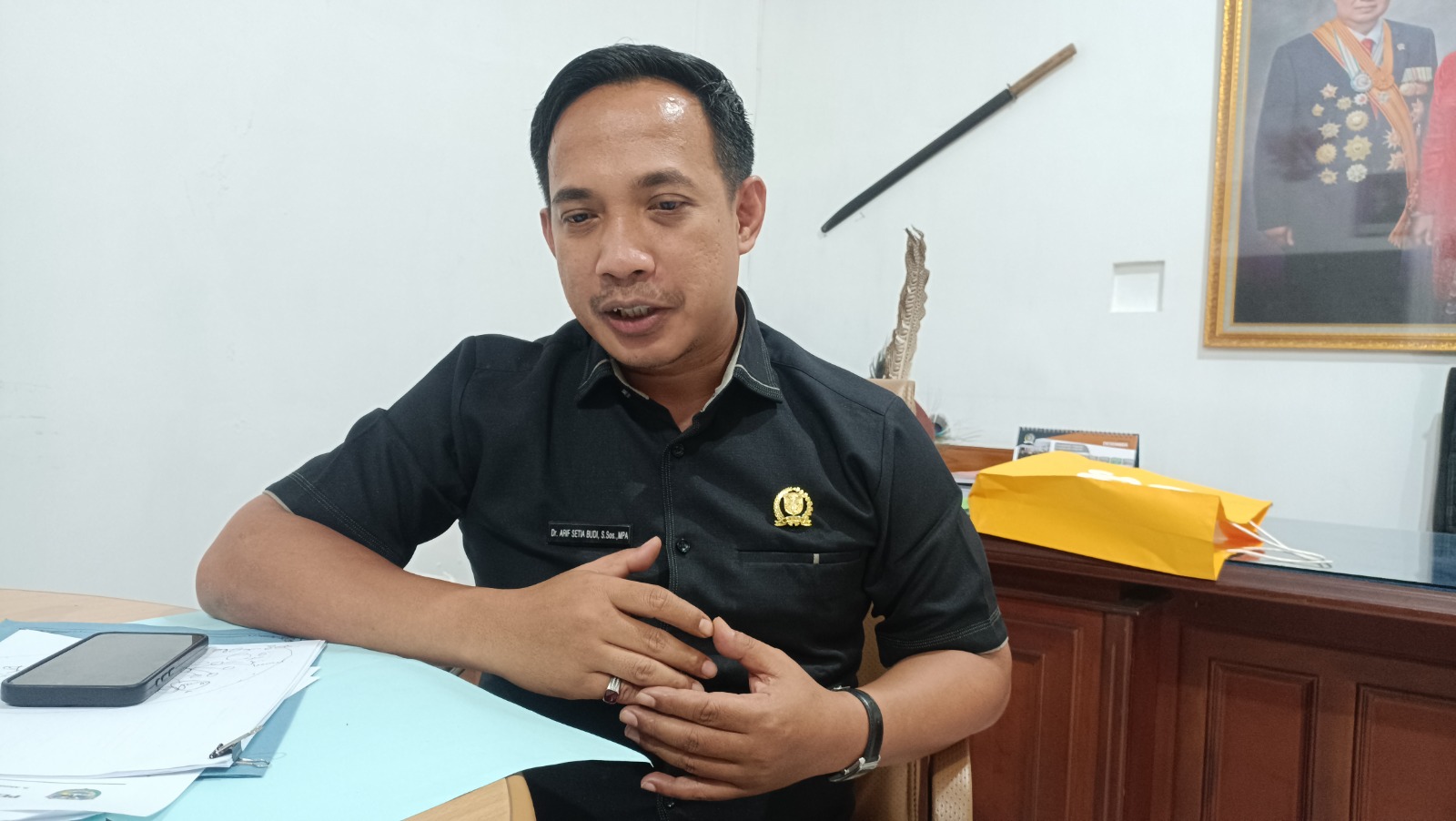 Ketua DPRD Pacitan Arif Setia Budi menjelaskan terkiat kondisi jalan kabupaten yang mengalami kerusakan. DOK RADAR PACITAN