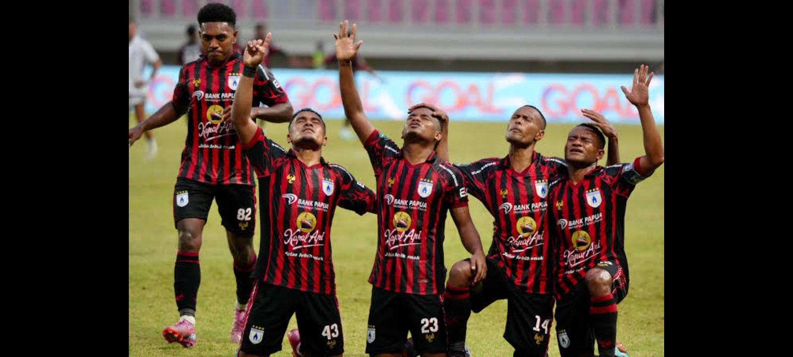 Para pemain Persipura merayakan gol.