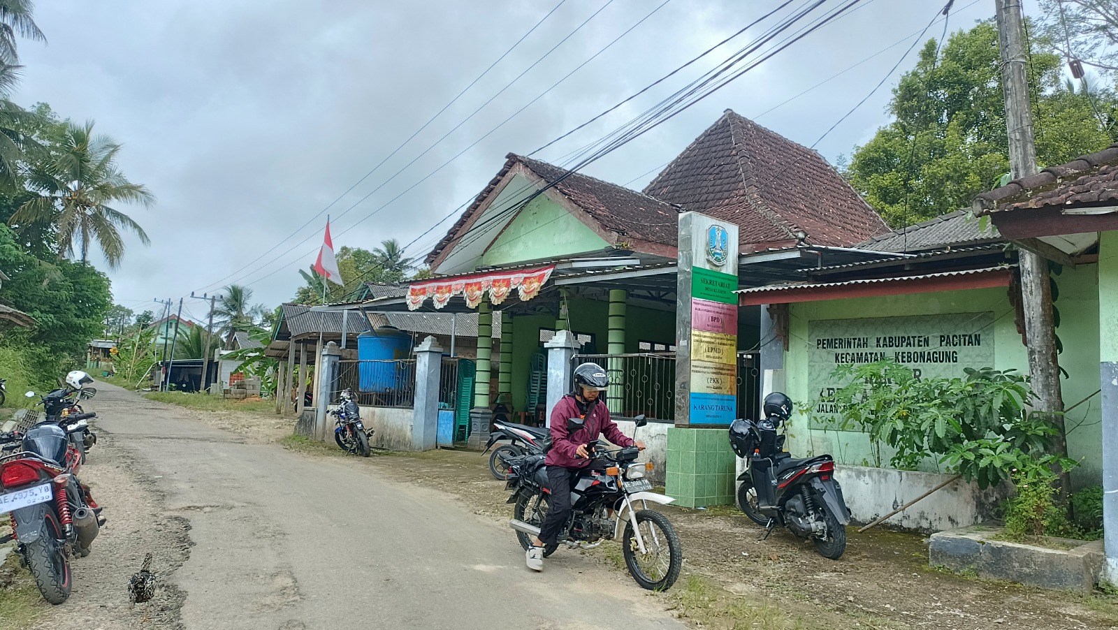 SEDANG BERMASALAH: Kondisi Kantor Desa Klesem, Kecamatan Kebonagung, Pacitan. Bendahara desa diduga menyelewengkan dana desa dan menghilang sejak Desember 2025. NUR CAHYONO/RADAR PACITAN