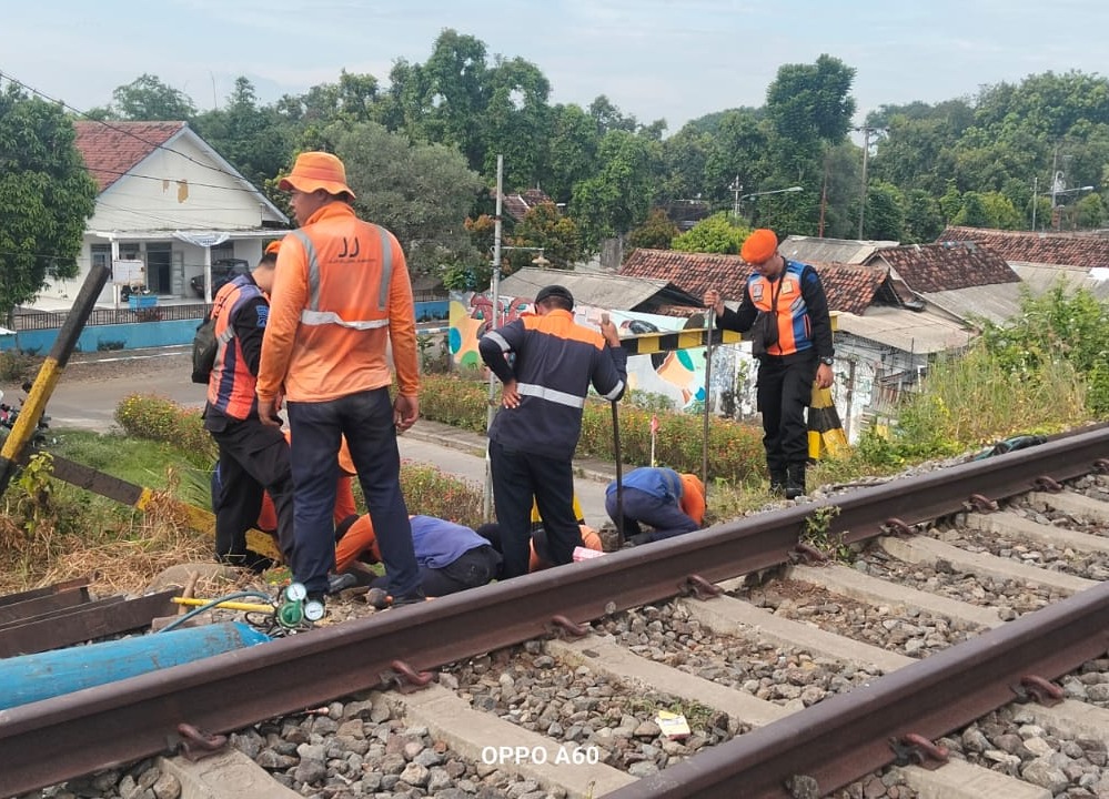 TIDAK TEREGISTER: KAI Daop 7 Madiun menutup perlintasan sebidang liar demi keselamatan perjalanan kereta api dan pengguna jalan. FOTO: HUMAS KAI DAOP 7 MADIUN