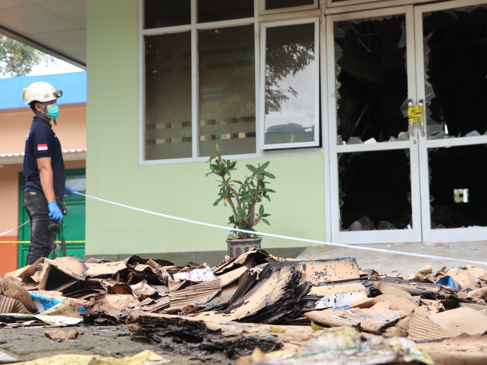 Tim Inafis dan Unit Identifikasi Polda Jatim mengamankan CCTV serta sisa abu kebakaran Gudang Farmasi RSUD dr Harjono Ponorogo untuk kepentingan forensik. DOK RADAR PONOROGO