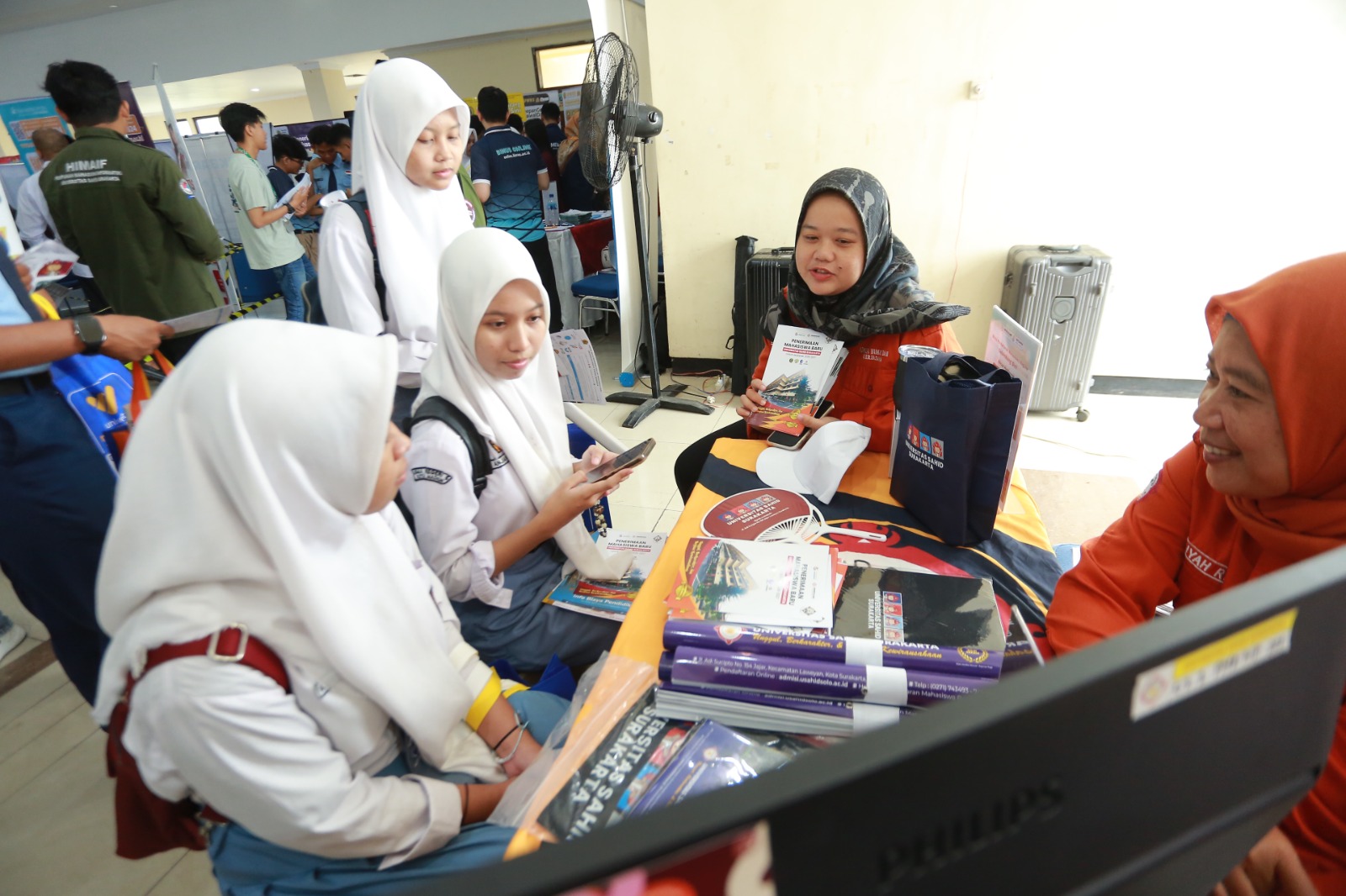 CARI KAMPUS: Pelajar SMA/SMK di Madiun memadati pameran pendidikan 2026 yang digelar MGBK di Asrama Haji Kota Madiun. BAGAS BIMANTARA/RADAR MADIUN