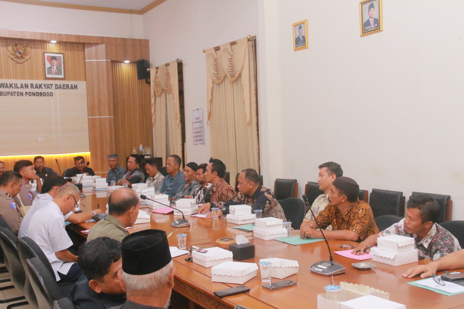 DENGAR PENDAPAT: Puluhan sopir bus medium menyampaikan protes operasional kereta kelinci saat RDP di DPRD Ponorogo. SUGENG DWI N/RADAR PONOROGO
