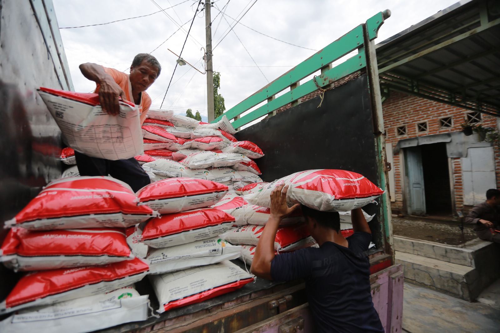 MUSIM TANAM: Pupuk subsidi mulai ditebus petani Kota Madiun untuk mendukung peningkatan produksi padi. BAGAS BIMANTARA/RADAR MADIUN