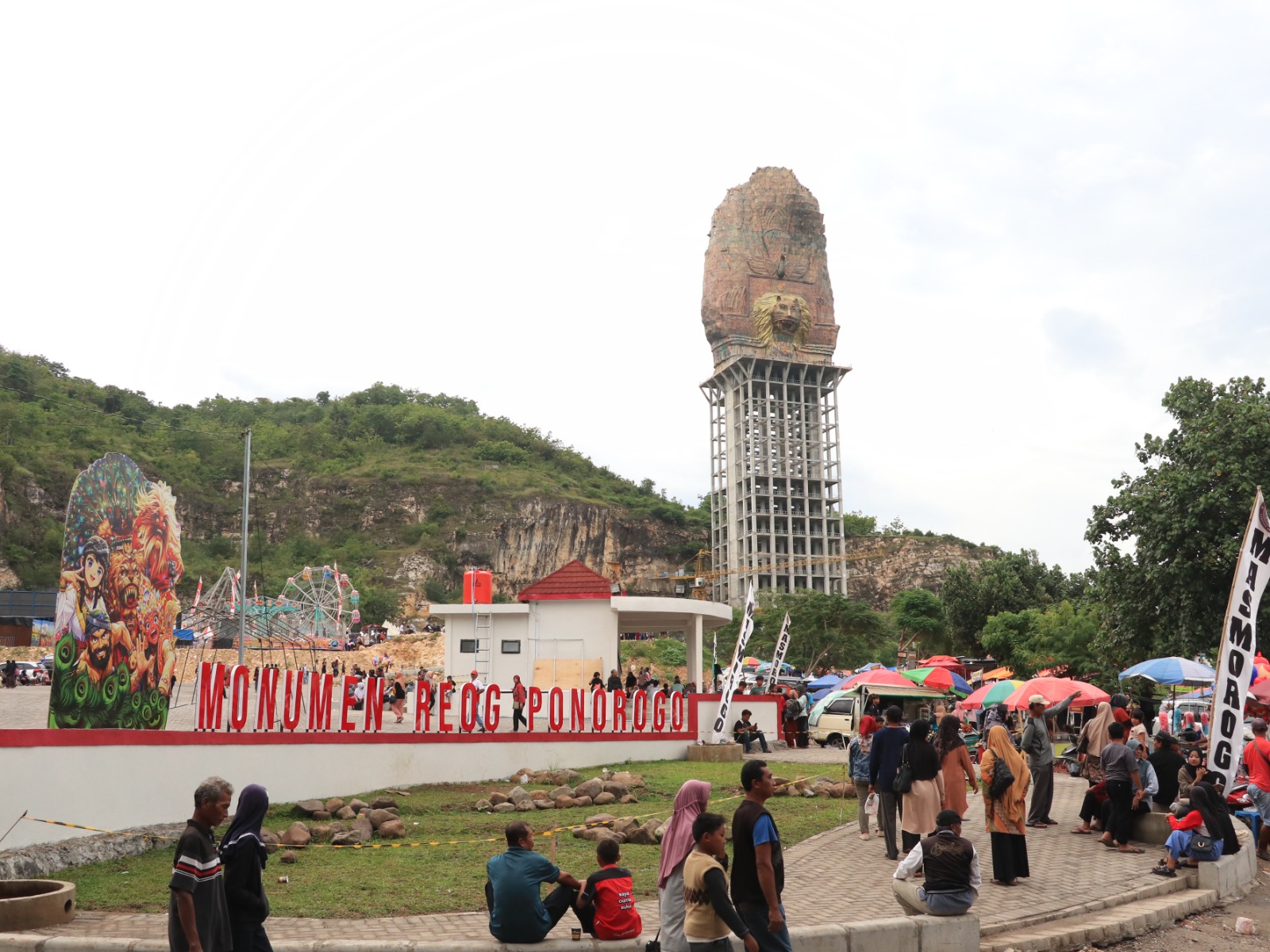 MAGNET KUNJUNGAN: Ratusan wisatawan memadati kawasan Monumen Reog dan Museum Peradaban (MRMP) Sampung saat akhir pekan. SUGENG DWI N/RADAR PONOROGO