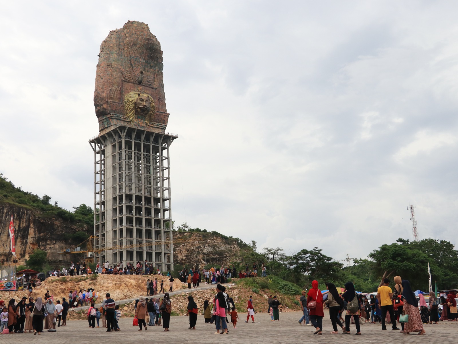 IKON RAKSASA: Patung Monumen Reog dan Museum Peradaban (MRMP) setinggi 126 meter di Sampung, Ponorogo, menarik perhatian wisatawan dari berbagai daerah. SUGENG DWI N/RADAR PONOROGO
