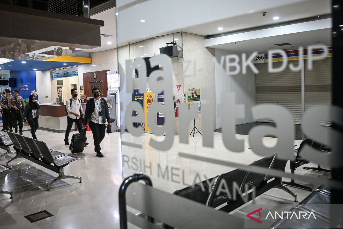 Penyidik KPK menggeledah kantor DJP Kemenkeu.
