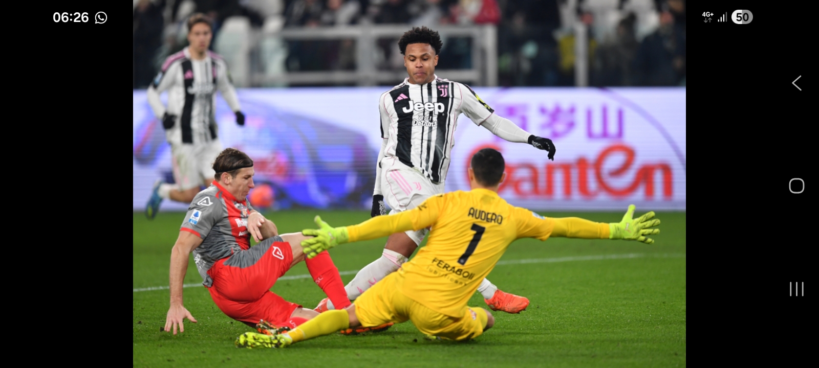 Aksi penjaga gawang Timnas Indonesia Emil Audero di laga Cremonese vs Juventus.