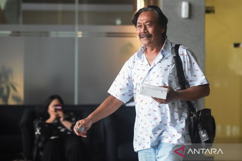 Ketua KONI Ponorogo Sugiri Heru Sangoko usai menjalani pemeriksaan di Gedung Merah Putih KPK, Jakarta, Senin (12/1).
