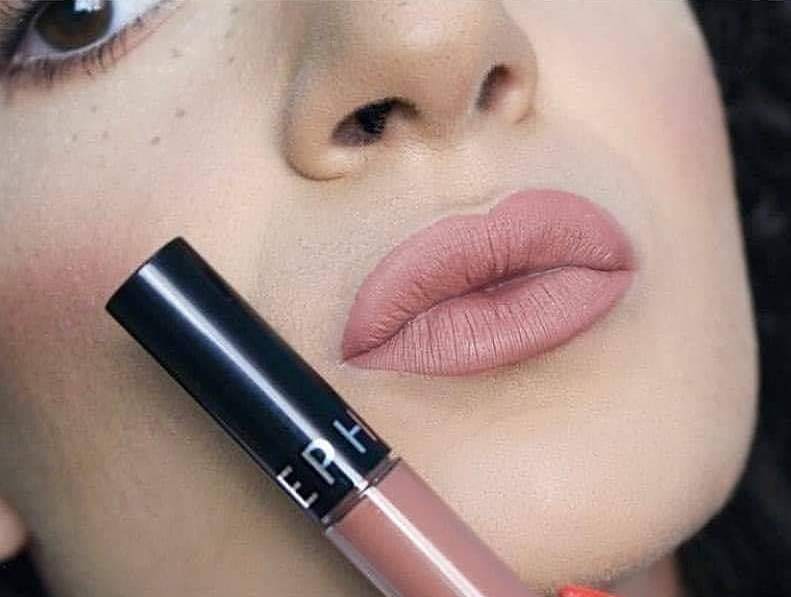 Ilustrasi lipstik Sephora yang awet seharian.
