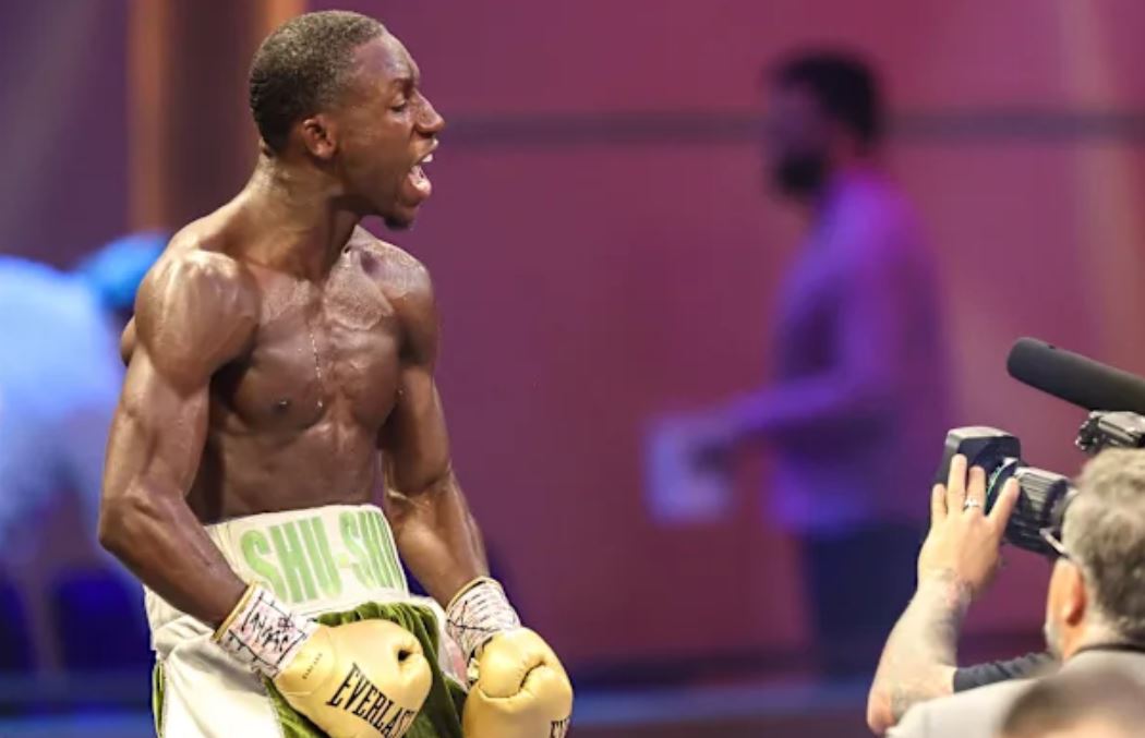 Bruce Carrington dan Carlos Castro berebut sabuk WBC kelas bulu.