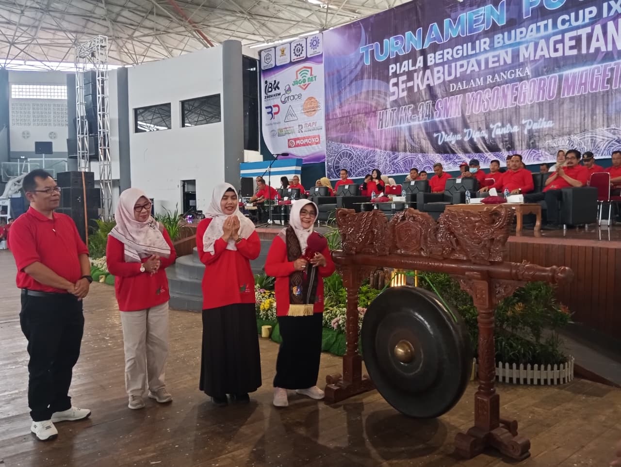 MERIAH: Pembukaan Turnamen Futsal Piala Bergilir Bupati Cup IX dalam rangka HUT ke-34 SMK Yosonegoro Magetan di GOR Ki Mageti. AJI PUTRA/RADAR MAGETAN