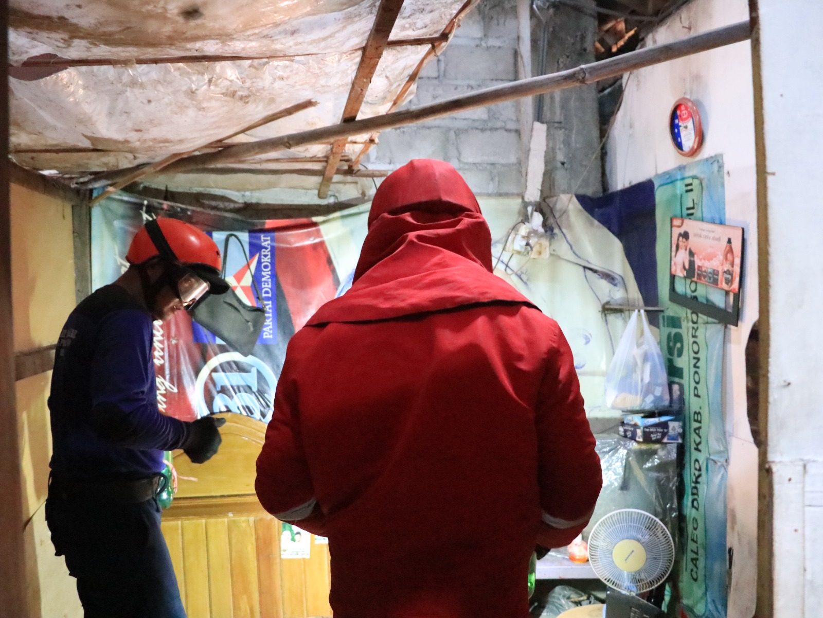 NON KEBAKARAN: Petugas Satpol PP dan Damkar Ponorogo mengevakuasi sarang tawon di salah satu rumah warga. FOTO: ISTIMEWA