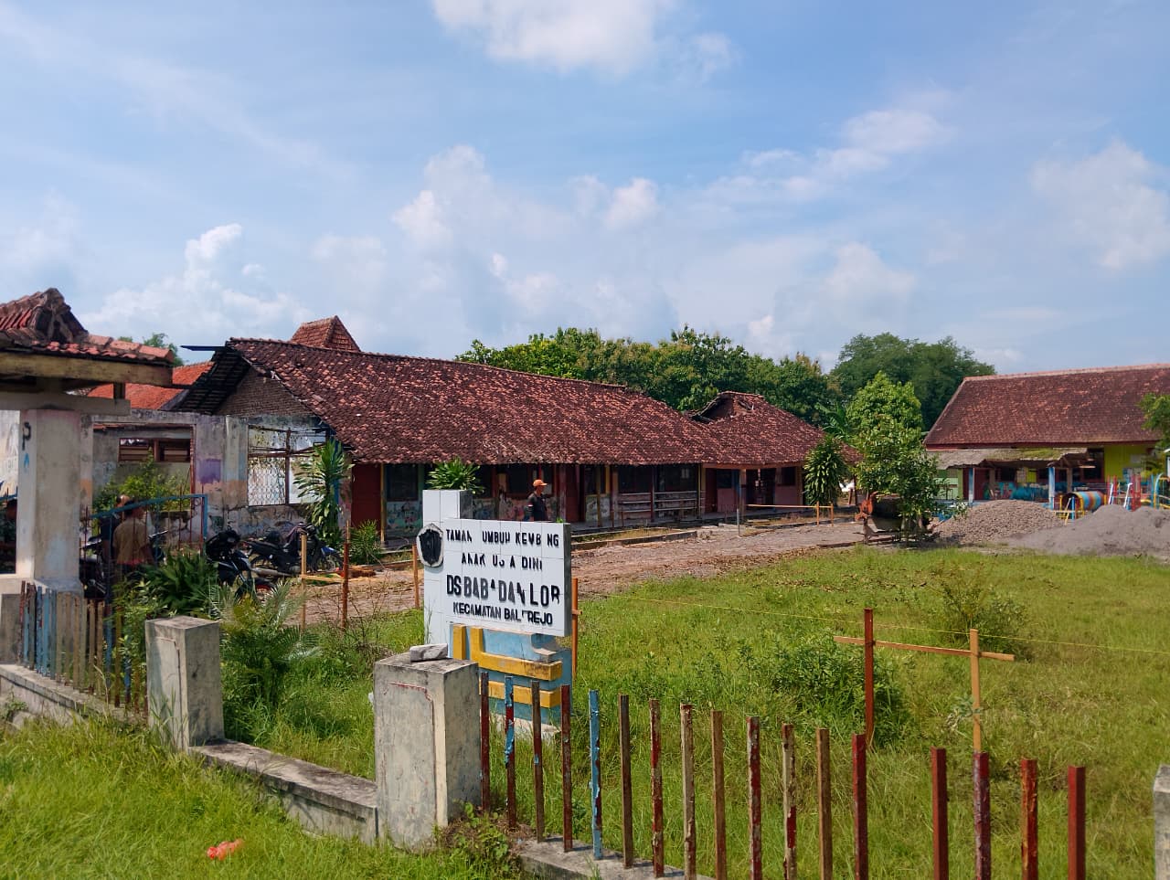 TERANCAM: Akses menuju TK Babadan Lor tertutup pembangunan KDMP, sementara bangunan SDN Babadan Lor 3 masih terbengkalai. DOK RADAR MADIUN