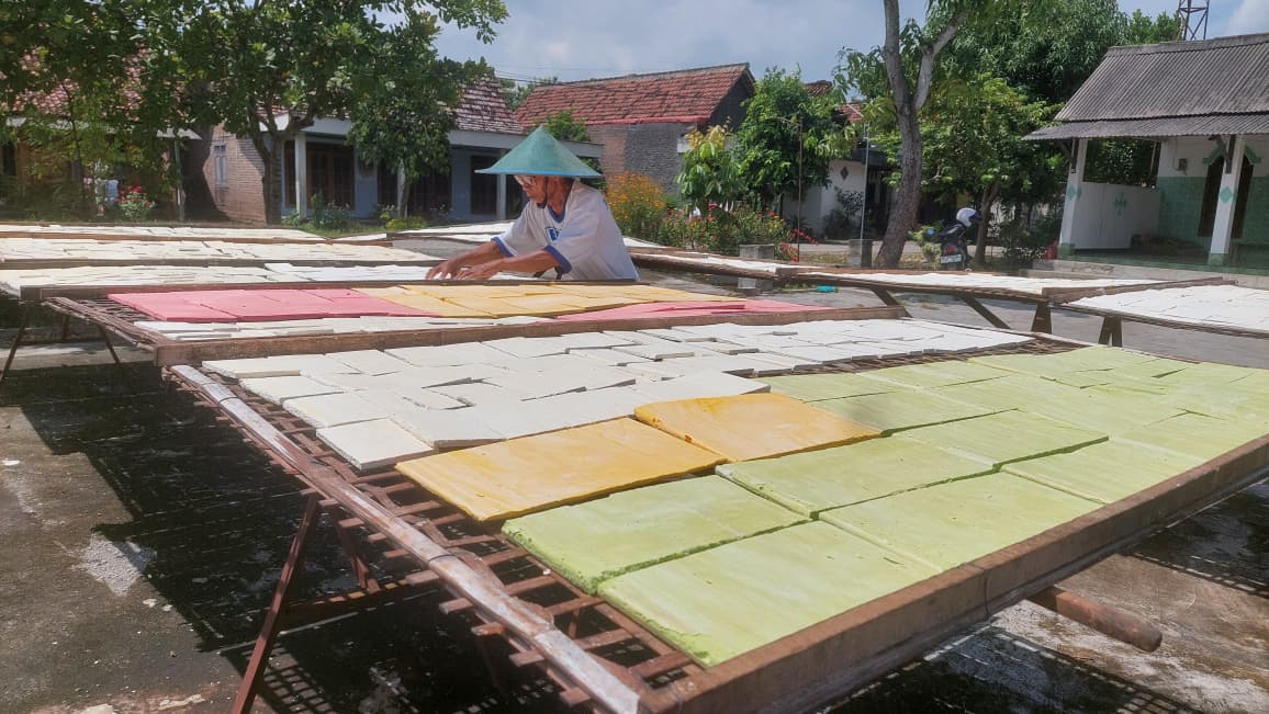 MENURUN: Musim penghujan berdampak pada produksi brem di Desa Kaliabu, Mejayan karena proses penjemuran terkendala cuaca. DIAN RAHAYU/RADAR MADIUN