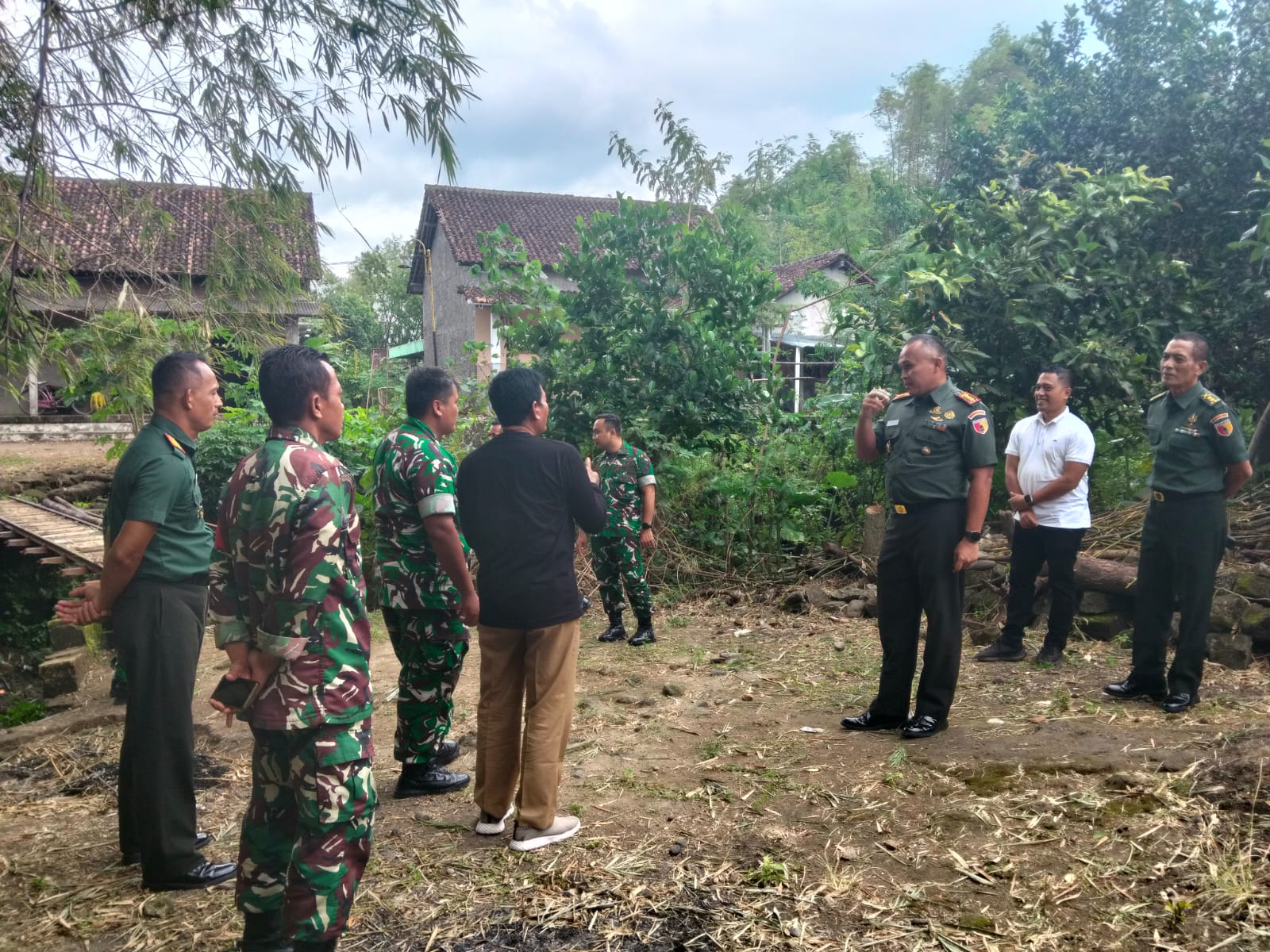 Danrem 081/DSJ Kolonel Arm Untoro Hariyanto meninjau langsung lokasi sasaran pembangunan Jembatan Gantung Garuda di Kabupaten Ngawi, Selasa (13/1).