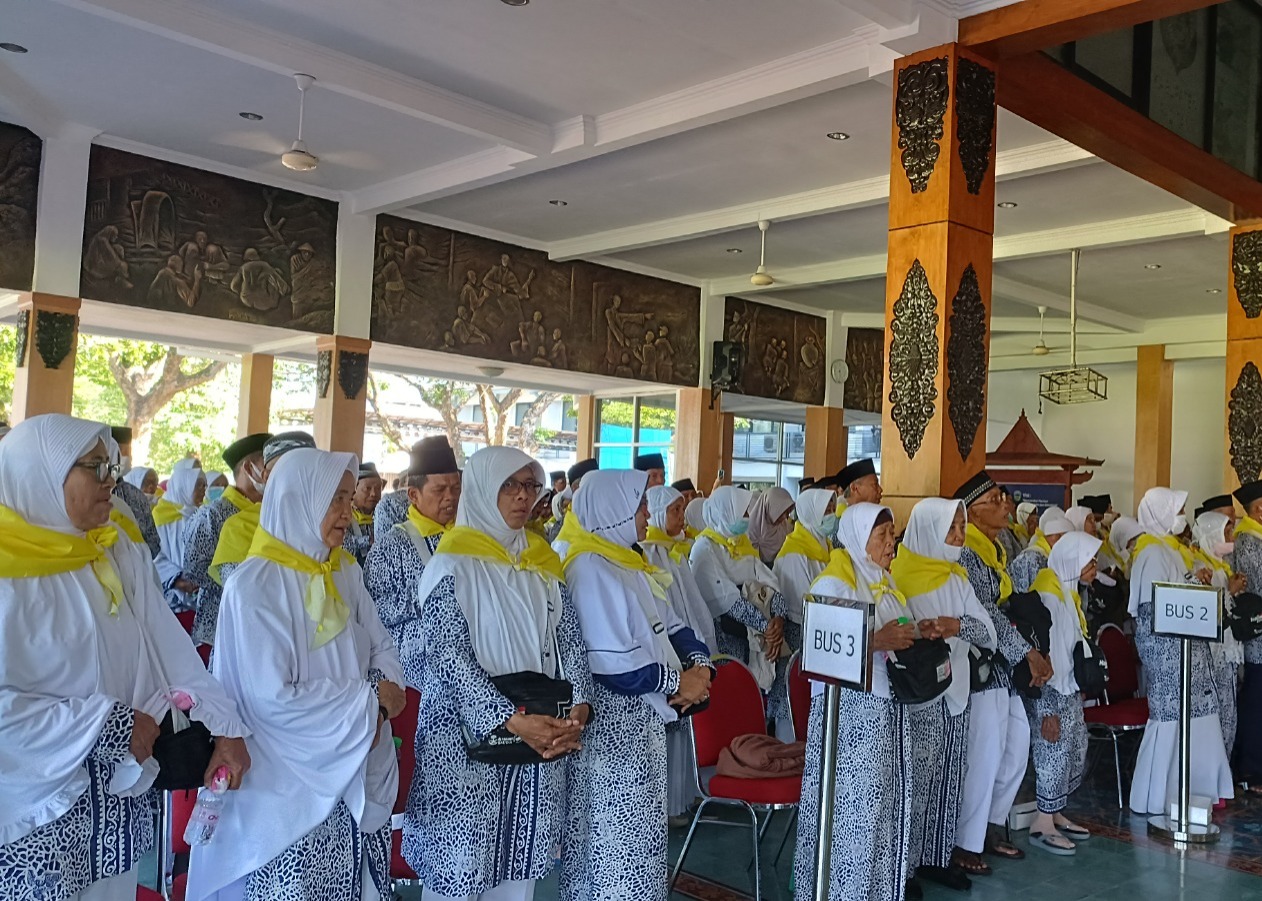 MENUJU TANAH SUCI: Suasana pemberangkatan jemaah haji asal Pacitan pada musim haji beberapa tahun lalu. DOK RADAR PACITAN
