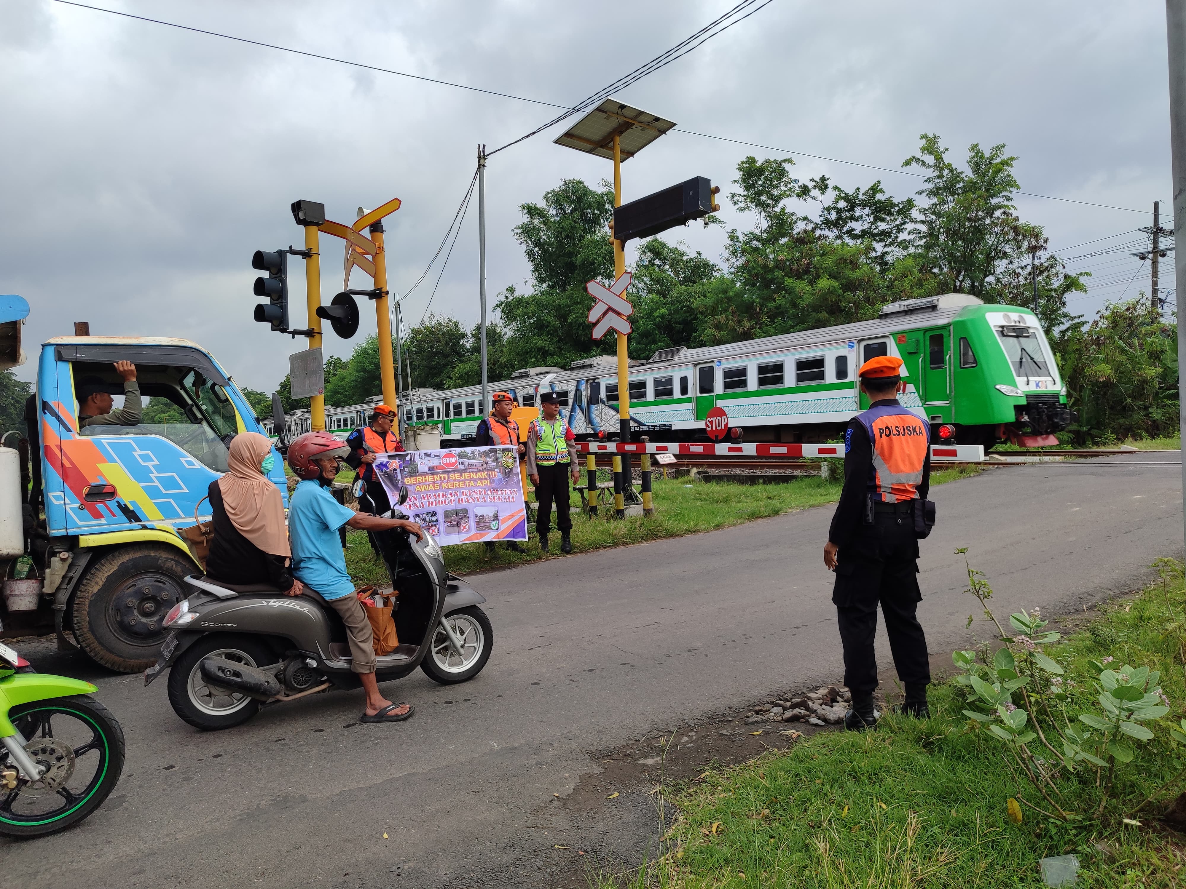 KESELAMATAN PRIORITAS: Sosialisasi keselamatan perlintasan sebidang yang digelar KAI Daop 7 Madiun untuk menekan risiko kecelakaan di jalur kereta api.