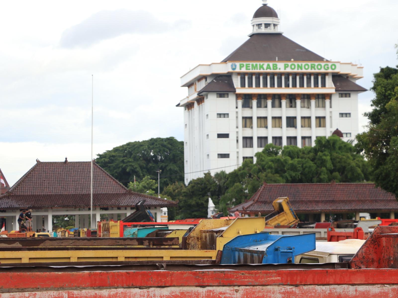 Ratusan truk milik peserta aksi terparkir di Alun-alun Ponorogo saat demo sopir truk menuntut tambang sirtu dibuka kembali di depan Gedung DPRD Ponorogo, Kamis (15/1). SUGENG DWI N/RADAR PONOROGO