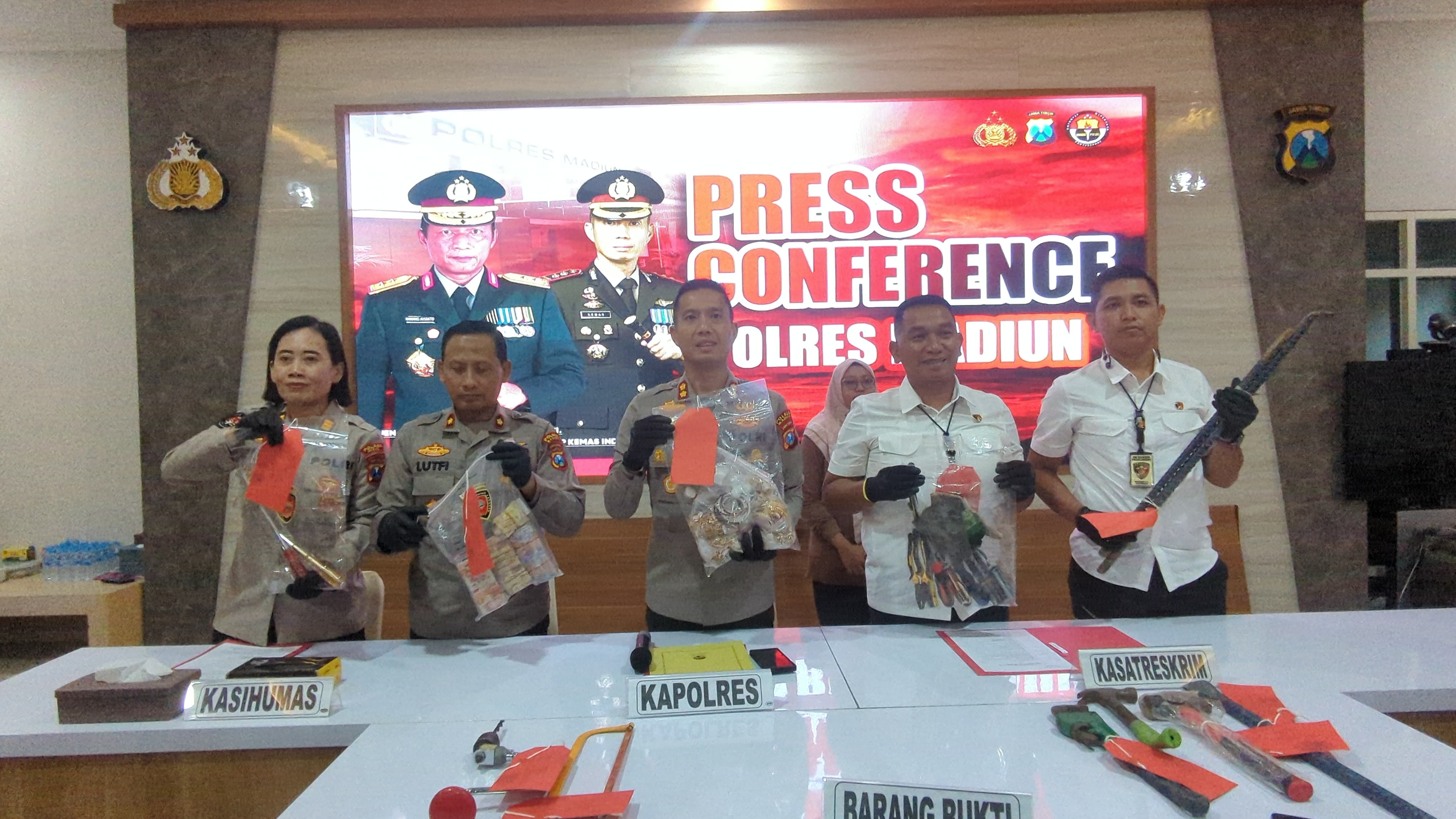 Polisi menunjukkan barang bukti hasil pencurian komplotan spesialis bobol tembok yang beraksi di Madiun dan Magetan. Lima pelaku ditangkap, satu lainnya masih buron. DIAN RAHAYU/RADAR MADIUN