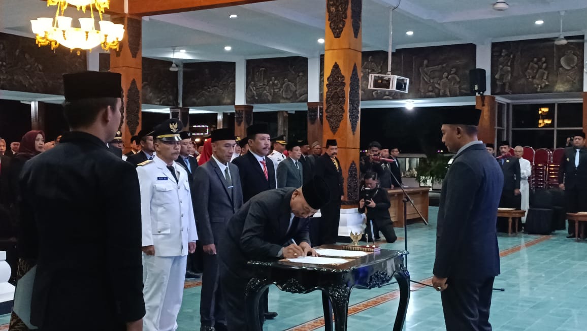 Bupati Pacitan Indrata Nur Bayuaji melantik enam pejabat pimpinan tinggi pratama hasil seleksi terbuka di Pendopo Mas Tumenggung Djogokarjo, Kamis (15/1) malam. NUR CAHYONO/RADAR PACITAN