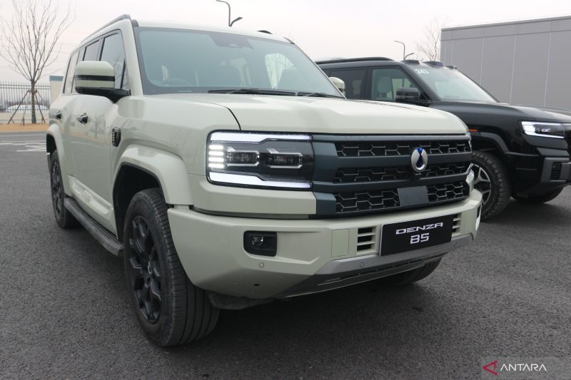Mobil off-road listrik premium Denza B5 dipamerkan pada sirkuit BYD di Zhengzhou, China, Rabu (14/1).