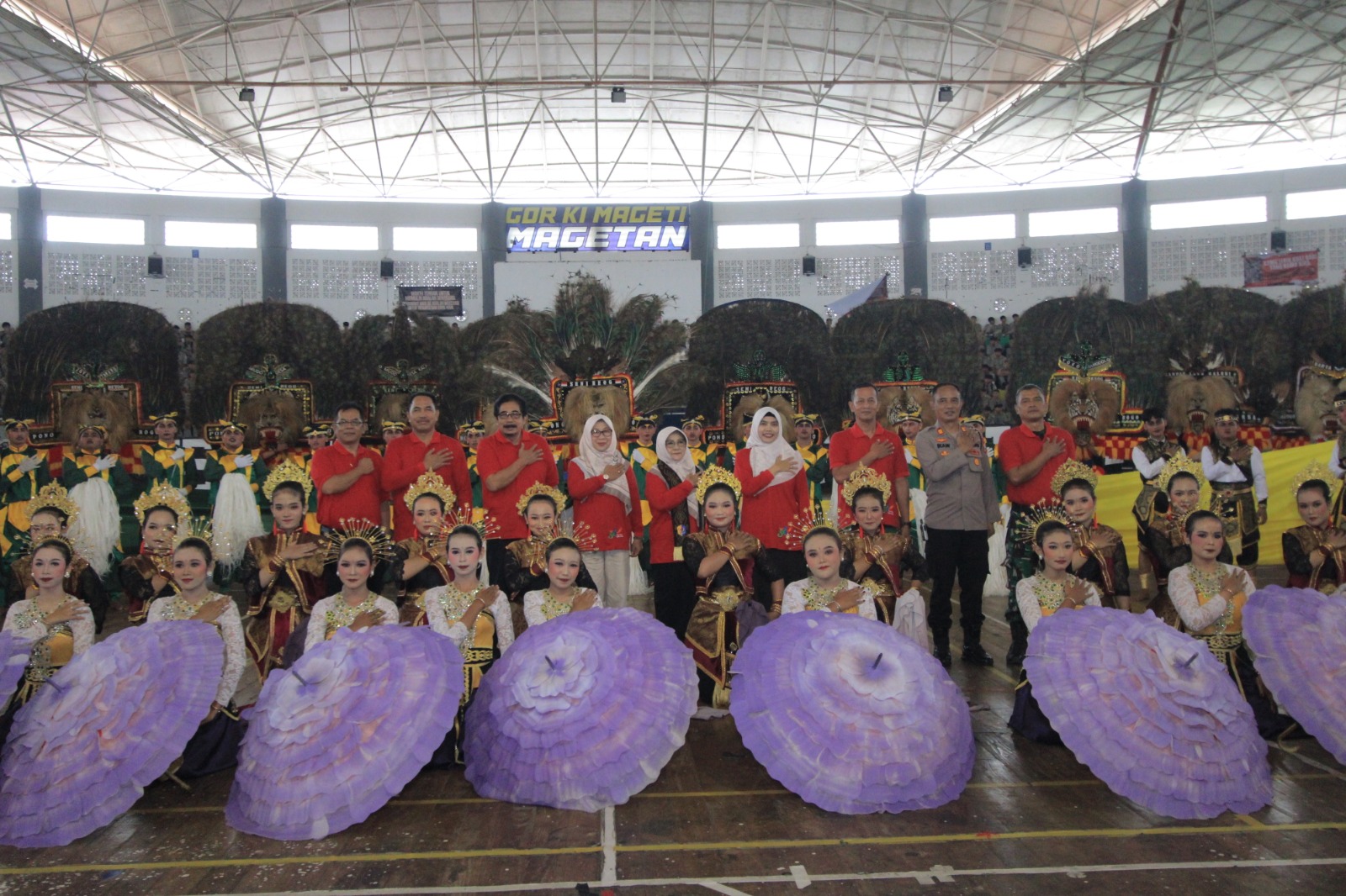 MERIAH: Suasana kemeriahan pembukaan Bupati CUP IX di GOR Ki Mageti.