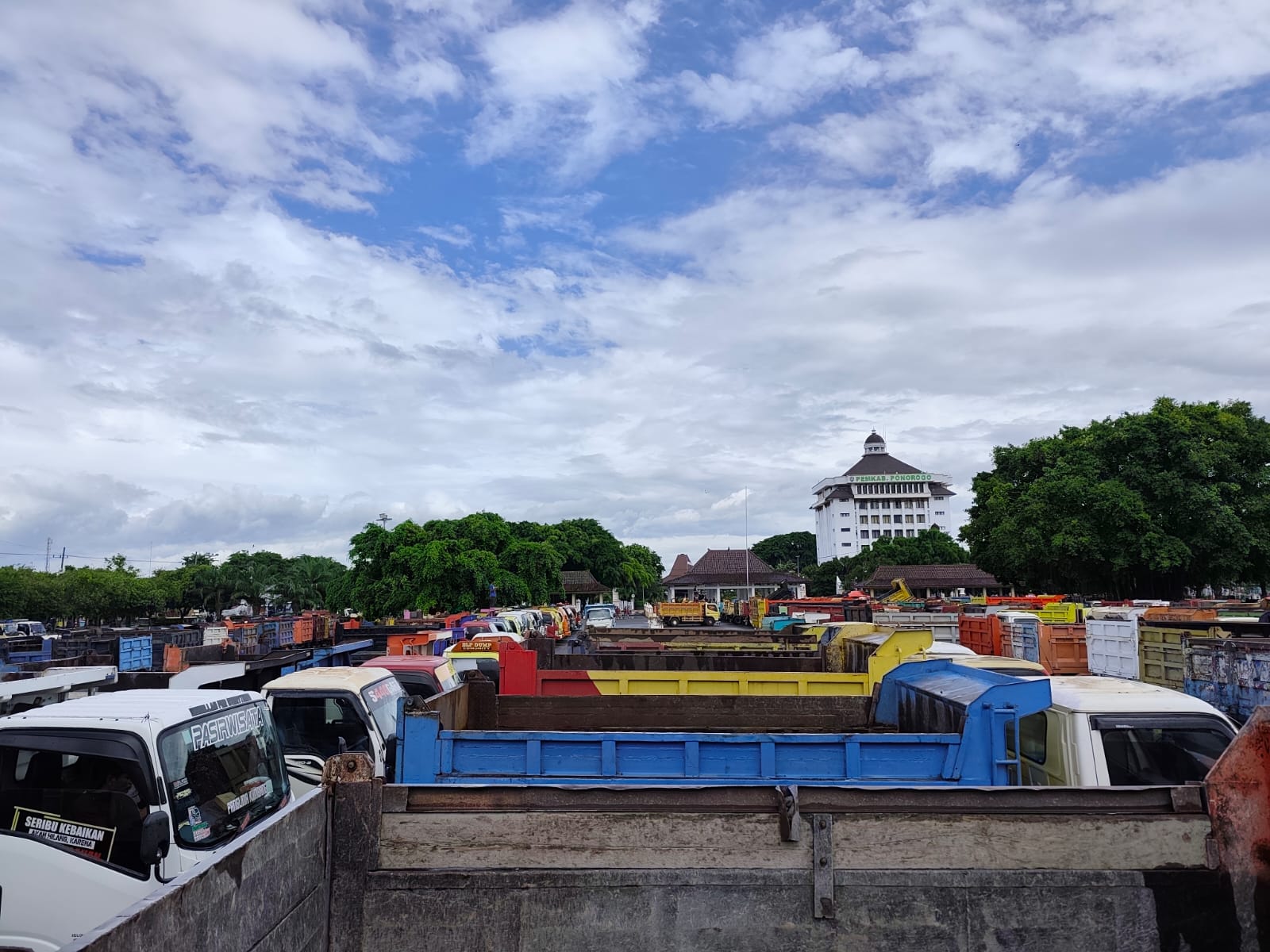 Ratusan truk terparkir di Alun-Alun Ponorogo saat aksi unjuk rasa para sopir, Kamis (15/1).