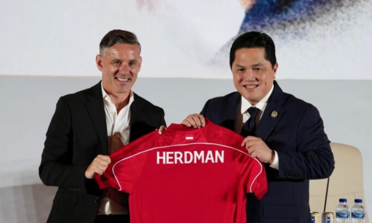 Pelatih Timnas Indonesia John Herdman saat diperkenalkan oleh Ketum PSSI Erick Thohir.