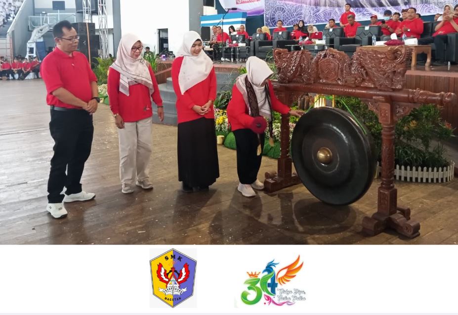 RESMIKAN: Bupati Nanik Endang Rusminiarti didampingi Kepala SMK Yosonegoro Muh Amin meresmikan dimulainya Turnamen Futsal Bergilir Piala Bupati Cup IX, Rabu (14/1).