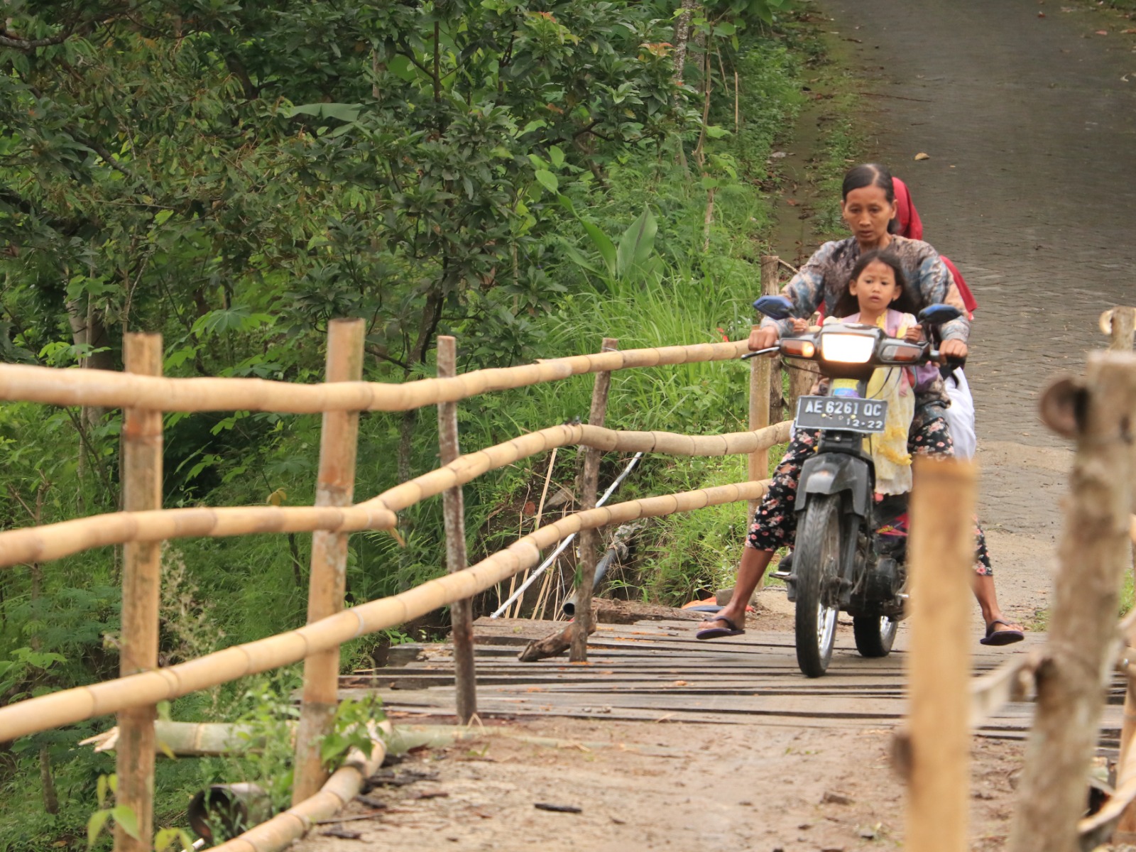 MENDESAK: Pemkab Ponorogo dan DPRD Jawa Timur membahas dua opsi solusi perbaikan jalan putus terdampak longsor di Desa Wagir Lor, Ngebel, kemarin (15/1). DOK RADAR PONOROGO