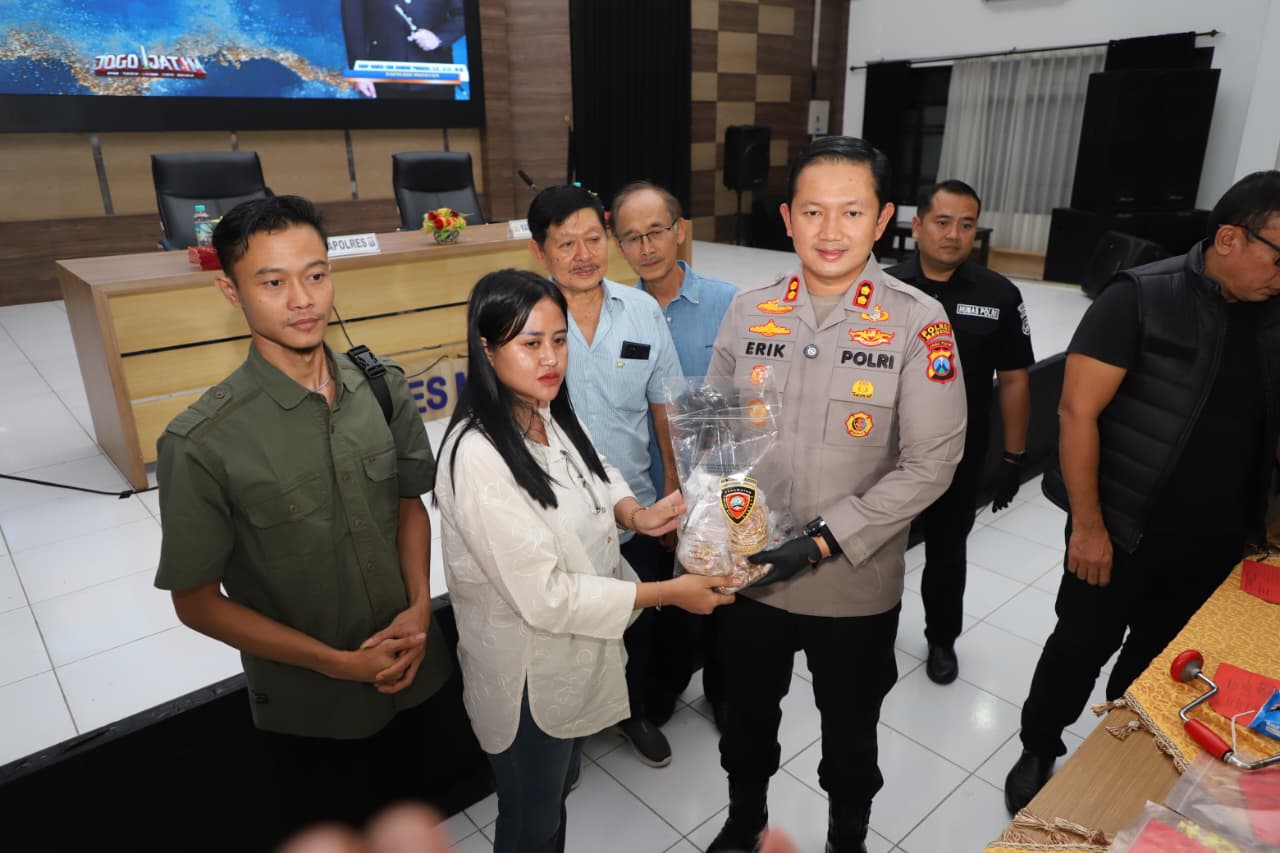 CURAT TOKO EMAS: Kapolres Magetan menunjukkan barang bukti perhiasan emas dan uang tunai hasil pencurian di Toko Emas Senna Golden Star, Desa Belotan, Kecamatan Bendo dan dikembalikan ke pemiliknya.
