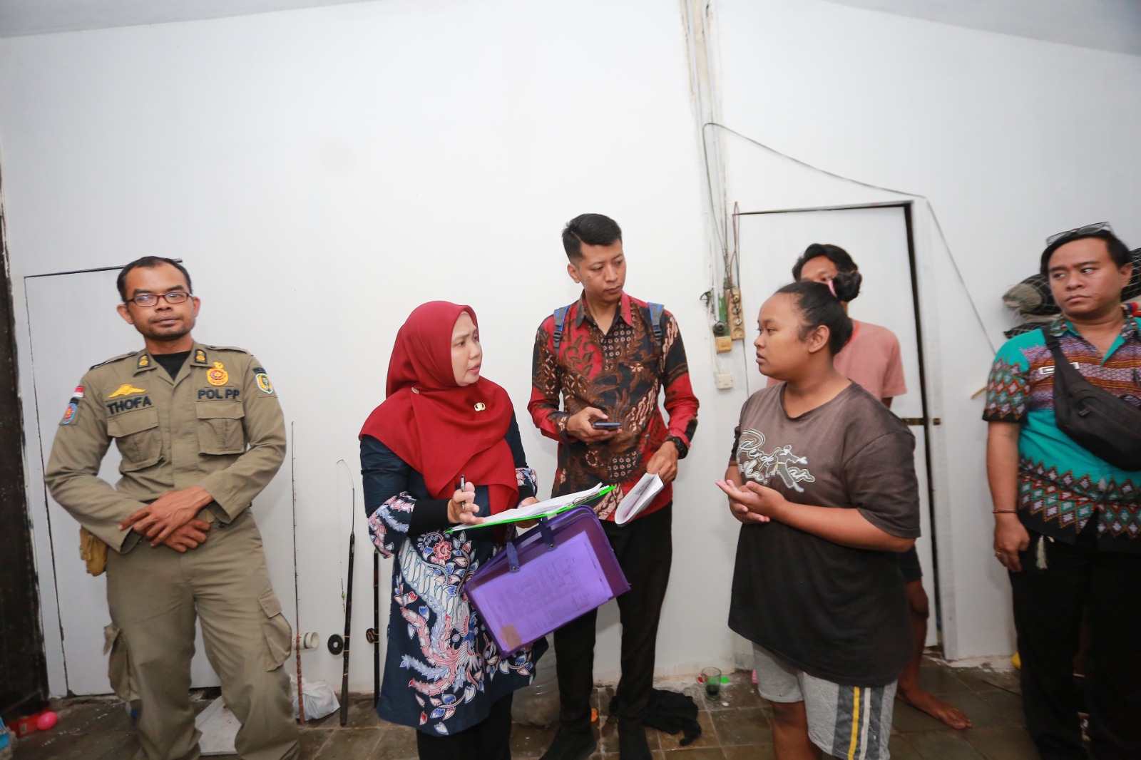 Petugas Disperkim Kota Madiun bersama kelurahan dan TNI/Polri mengecek kondisi rumah warga Kelurahan Klegen yang diusulkan menerima bantuan RTLH. BAGAS BIMANTARA/JAWA POS RADAR MADIUN