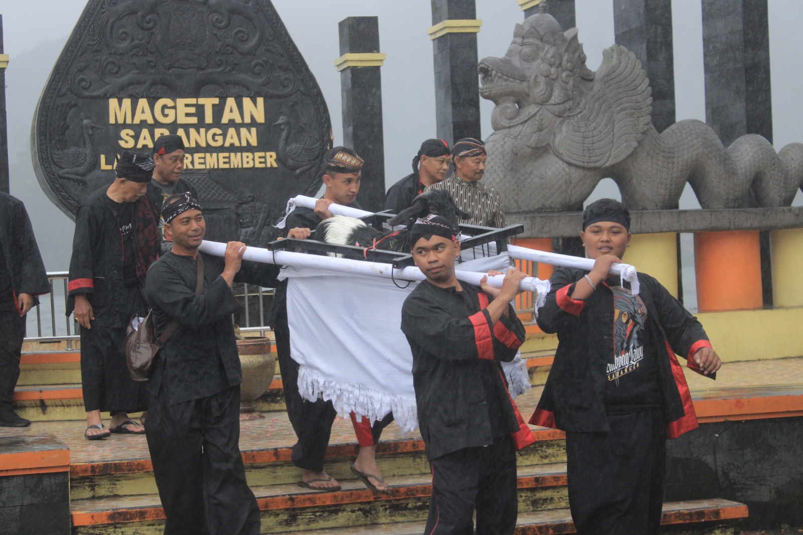 Warga Sarangan mengarak wedhus kendhit dalam ritual Kirab Wedhus Kendhit di Telaga Sarangan, Kamis (15/1). Aji Putra/Radar Magetan