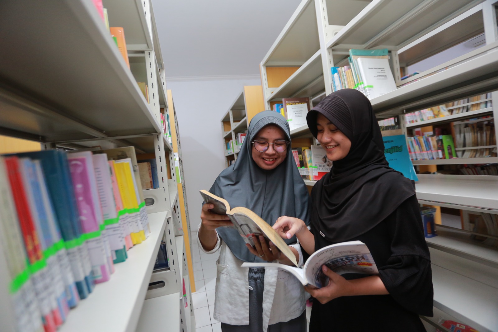 JENDELA DUNIA: Tingkat kunjungan masyarakat ke Perpustakaan Daerah Kota Madiun tetap tinggi sepanjang 2025 meski layanan fisik sempat ditutup akibat renovasi gedung. BAGAS BIMANTARA/RADAR MADIUN