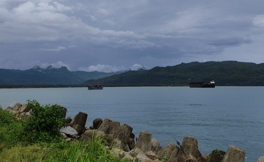 BERSANDAR: Kapal tongkang tujuan Lampung terpaksa lego jangkar di Teluk Pacitan akibat cuaca ekstrem di perairan selatan Jawa. NUR CAHYONO/RADAR PACITAN