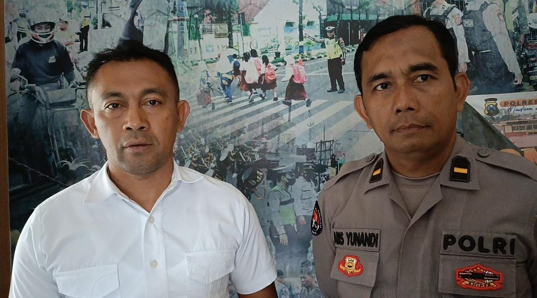 TAHAP DUA: Satreskrim Polres Madiun Kota melimpahkan tersangka dan barang bukti kasus pembunuhan Josenan ke Kejaksaan Negeri Kota Madiun. HENGKY RISTANTO/RADAR PACITAN