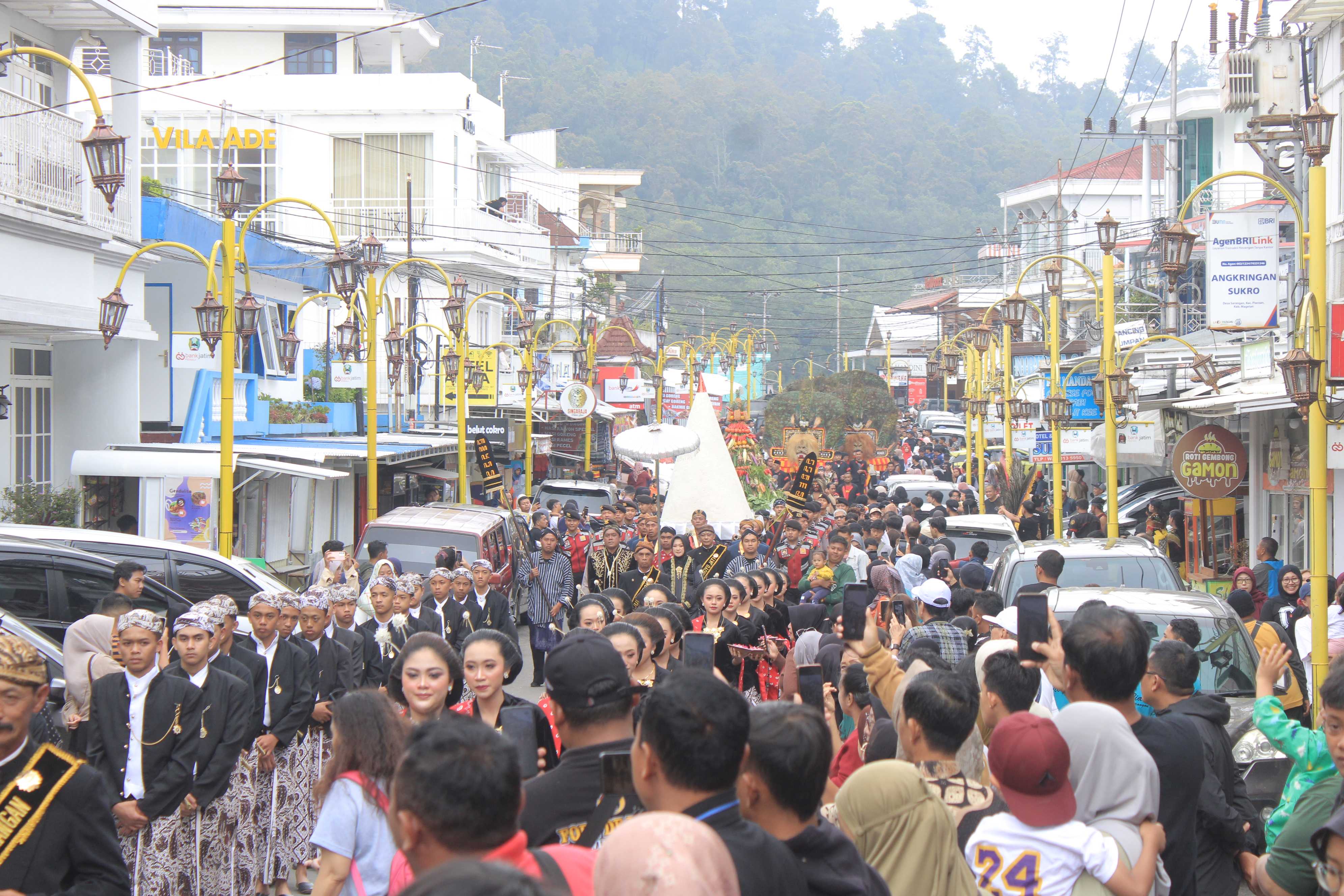 10 ribu wisatawan dan warga menyaksikan upacara adat Labuhan Sarangan, Jumat (16/1).