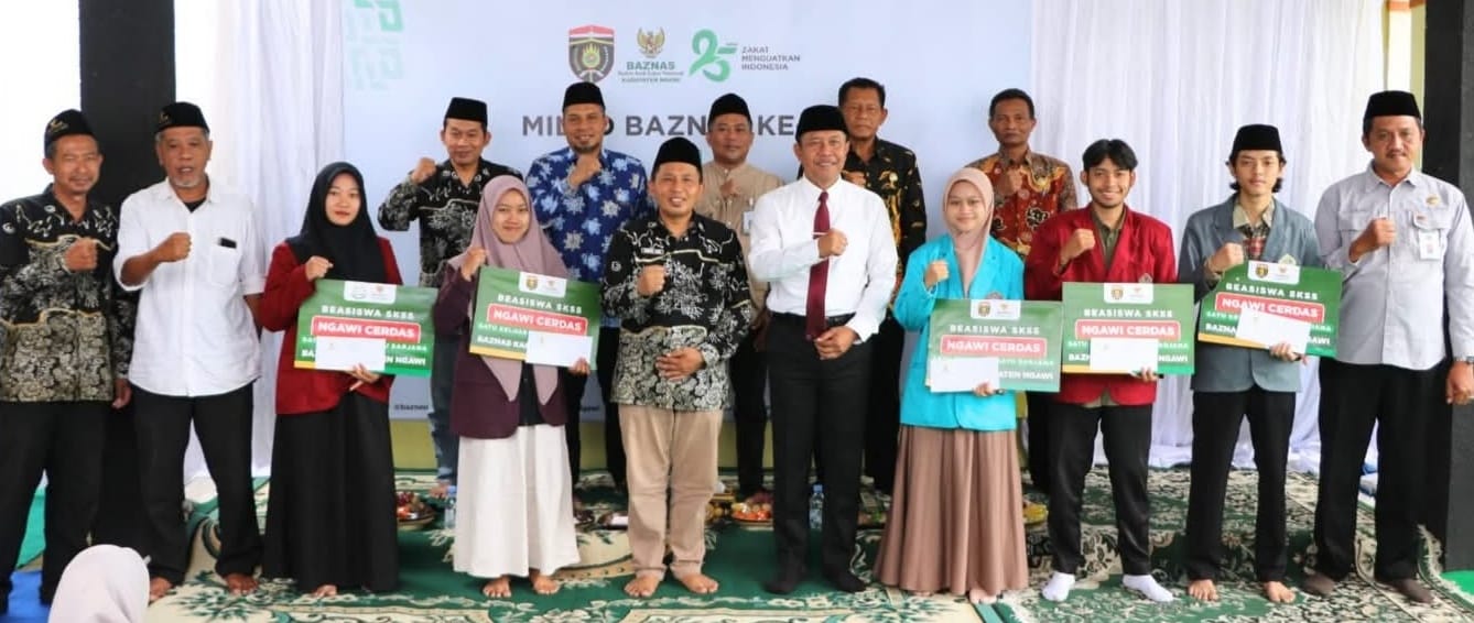 PEDULI: Jajaran Baznas dan Pemkab Ngawi berfoto bersama usai penyerahan bantuan beasiswa SKSS Ngawi Cerdas dalam acara peringatan Milad ke-25 Baznas.
