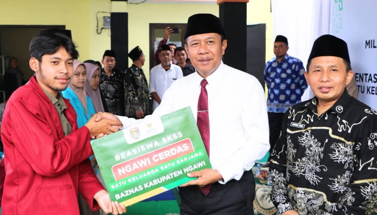 SIMBOLIS: Wakil Bupati Ngawi Dwi Rianto Jatmiko bersama Ketua Baznas Ngawi, Samsul Hadi, menyerahkan beasiswa SKSS kepada mashasiswa penerima manfaat.