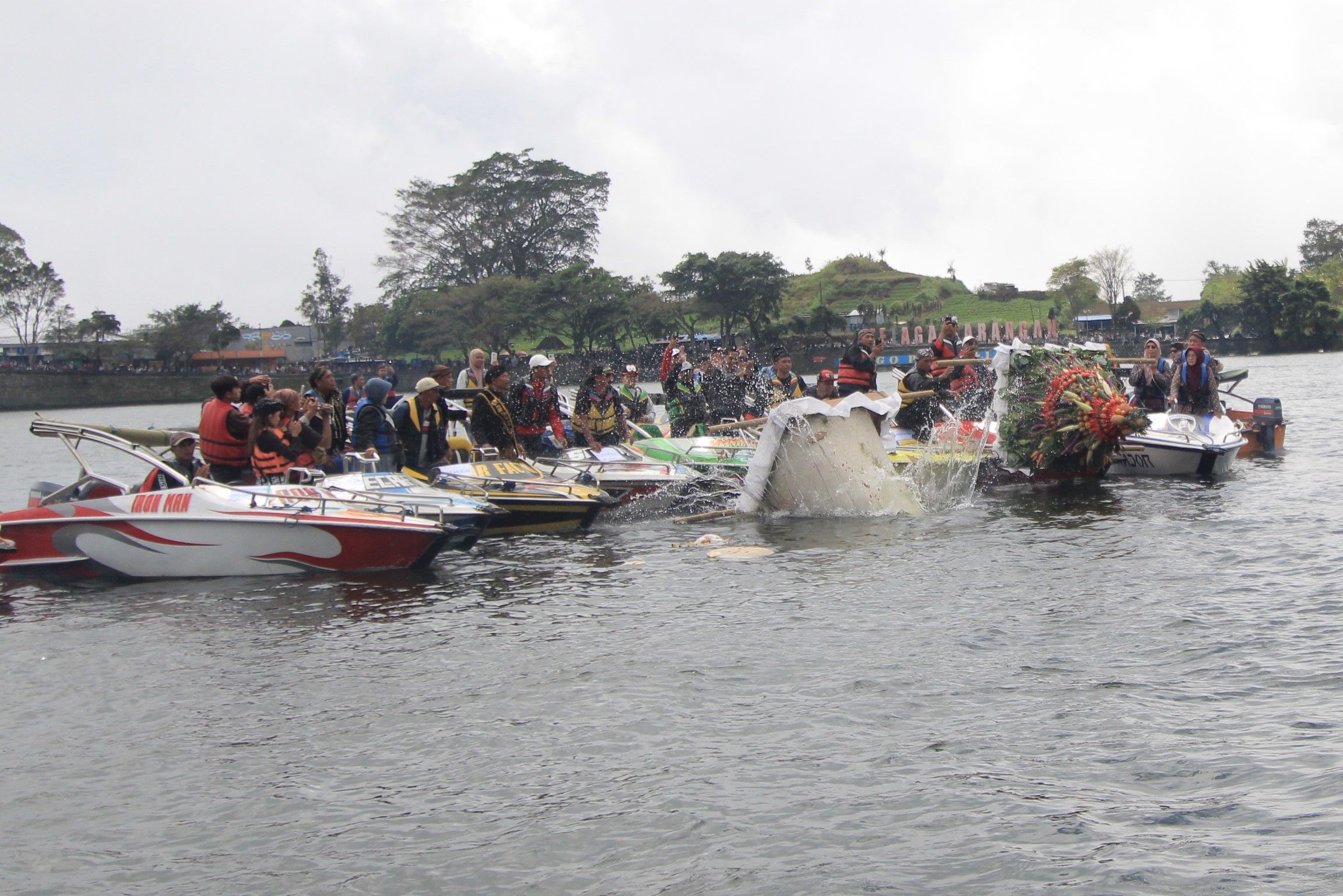 Upacara adat Labuhan Sarangan digelar di Telaga Sarangan, Jumat (16/1).